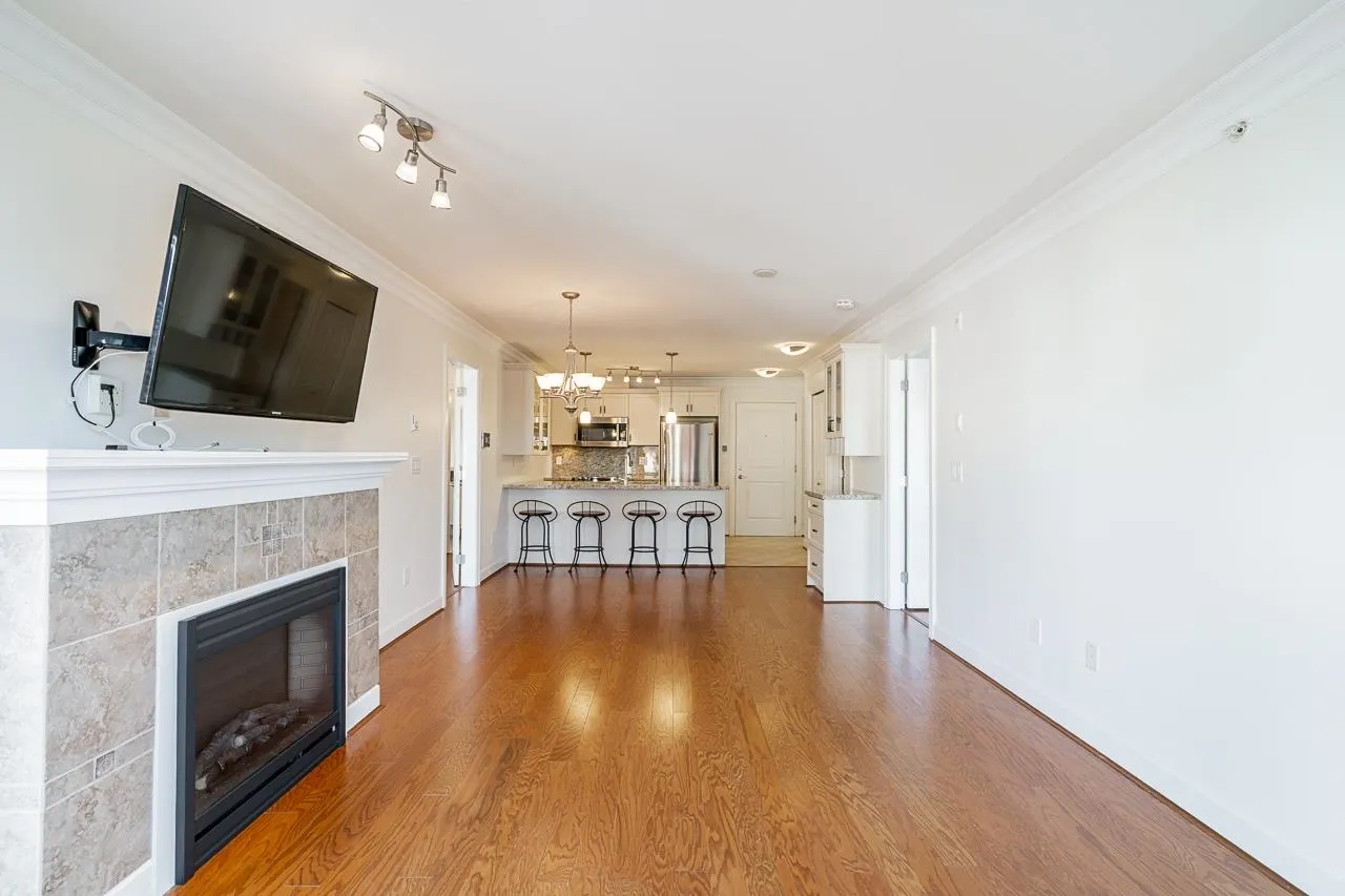 PH4 15357 Roper Avenue