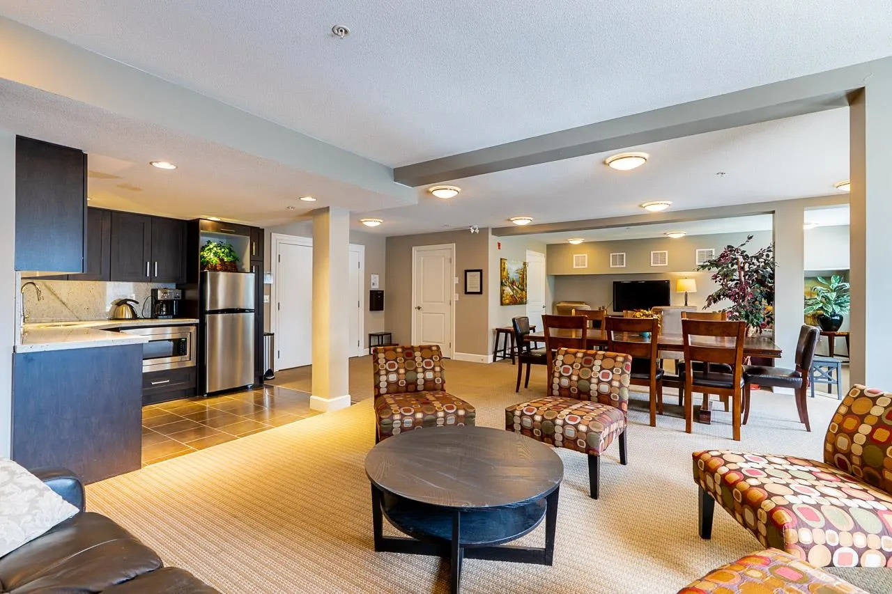 PH4 15357 Roper Avenue