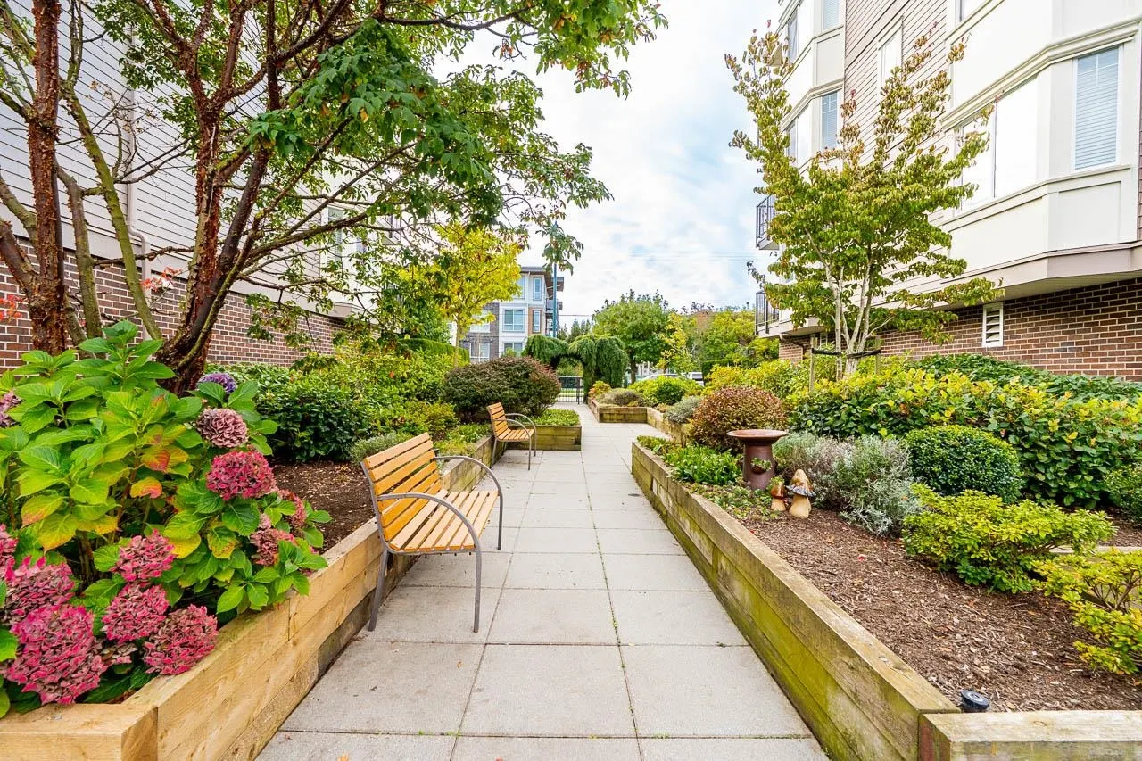 PH4 15357 Roper Avenue