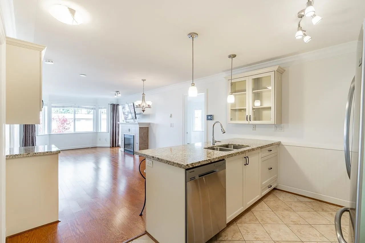 PH4 15357 Roper Avenue