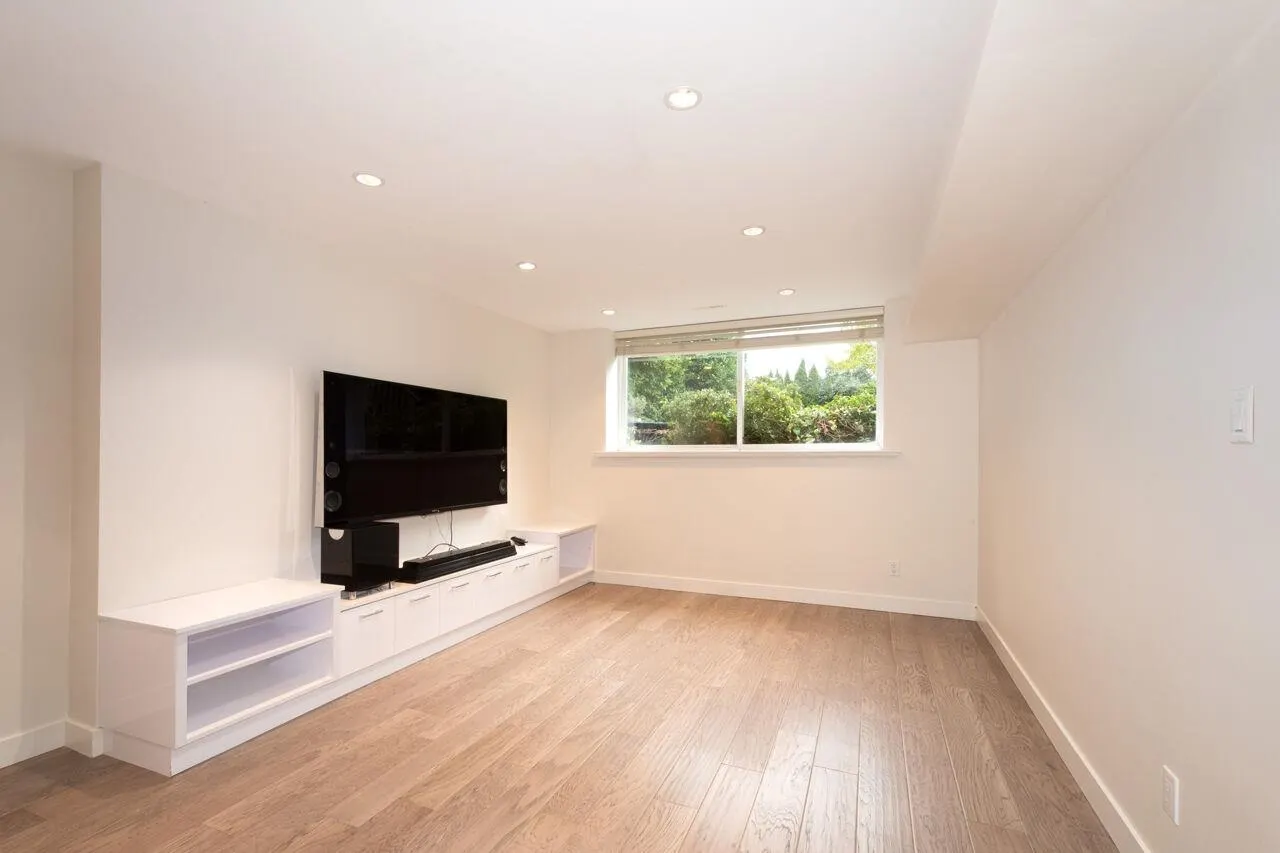 338 N Dollarton Highway