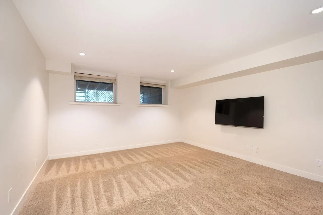 338 N Dollarton Highway