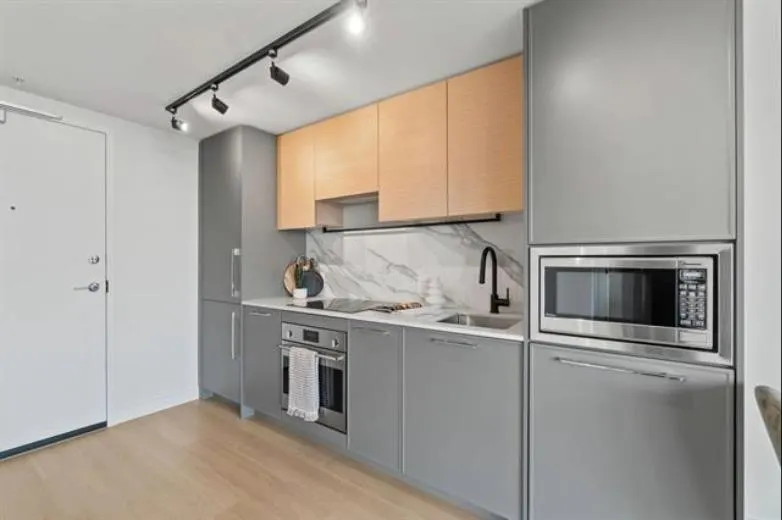 3207 13725 George Junction Street