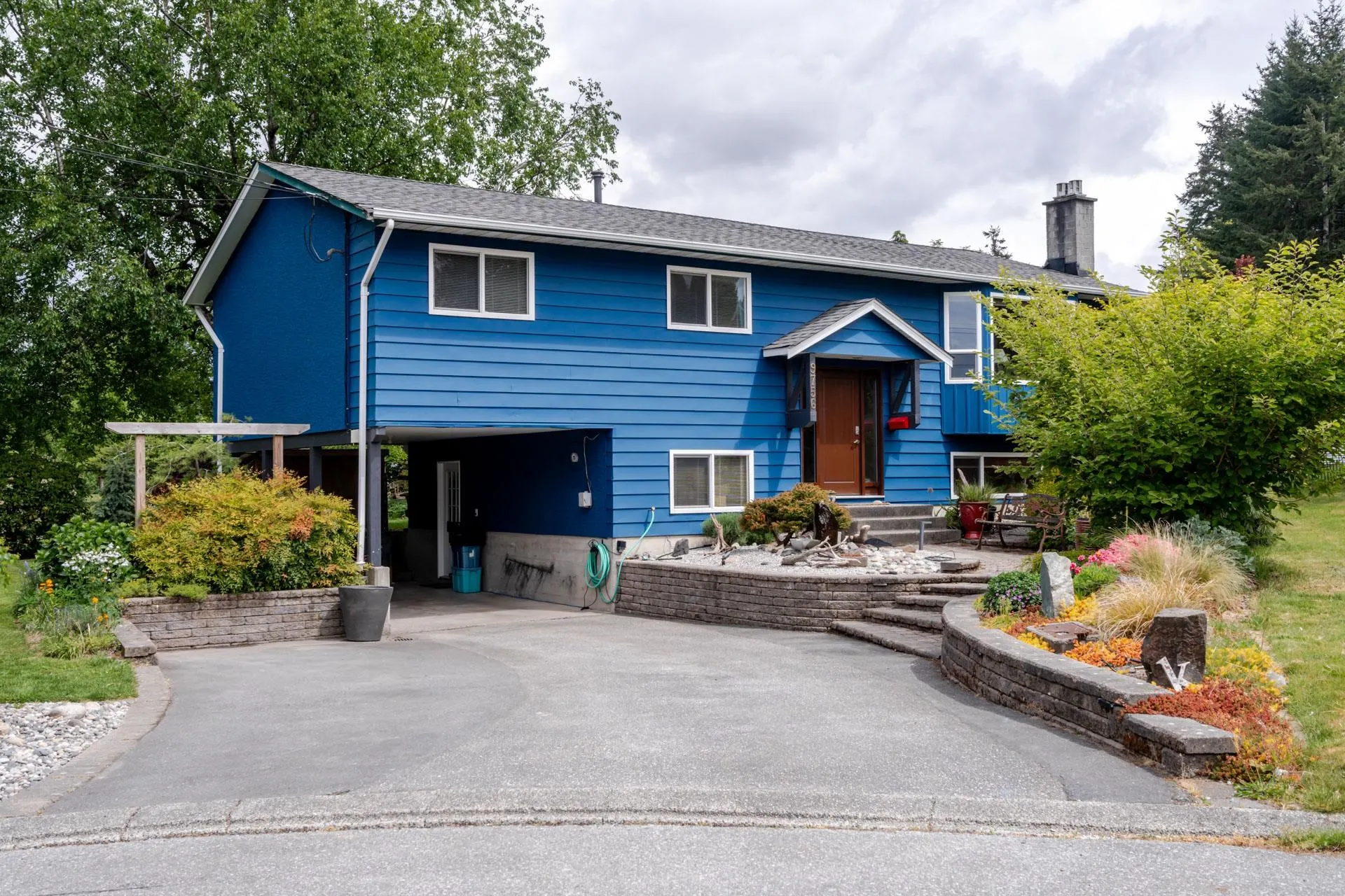 9756 Crown Crescent