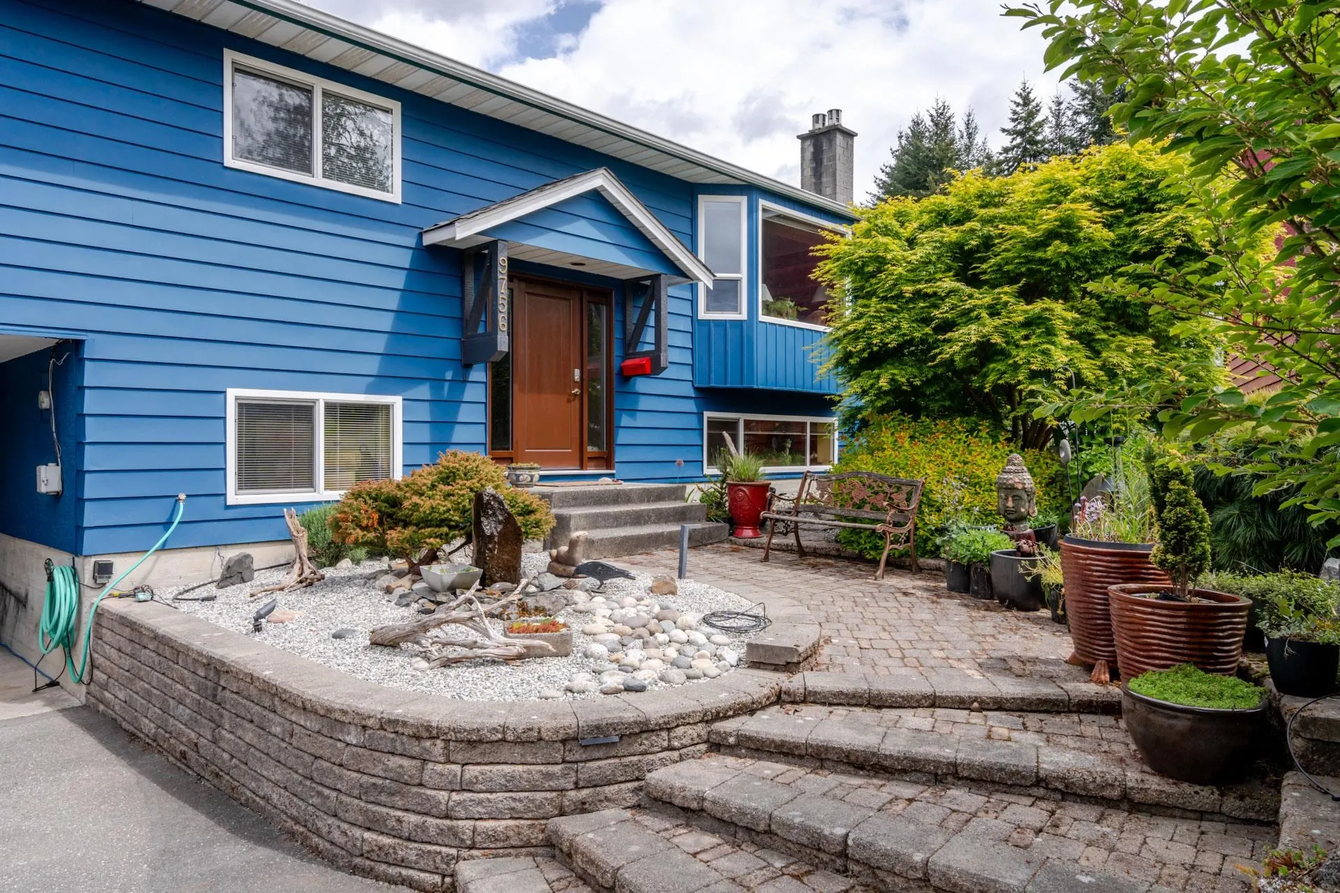 9756 Crown Crescent
