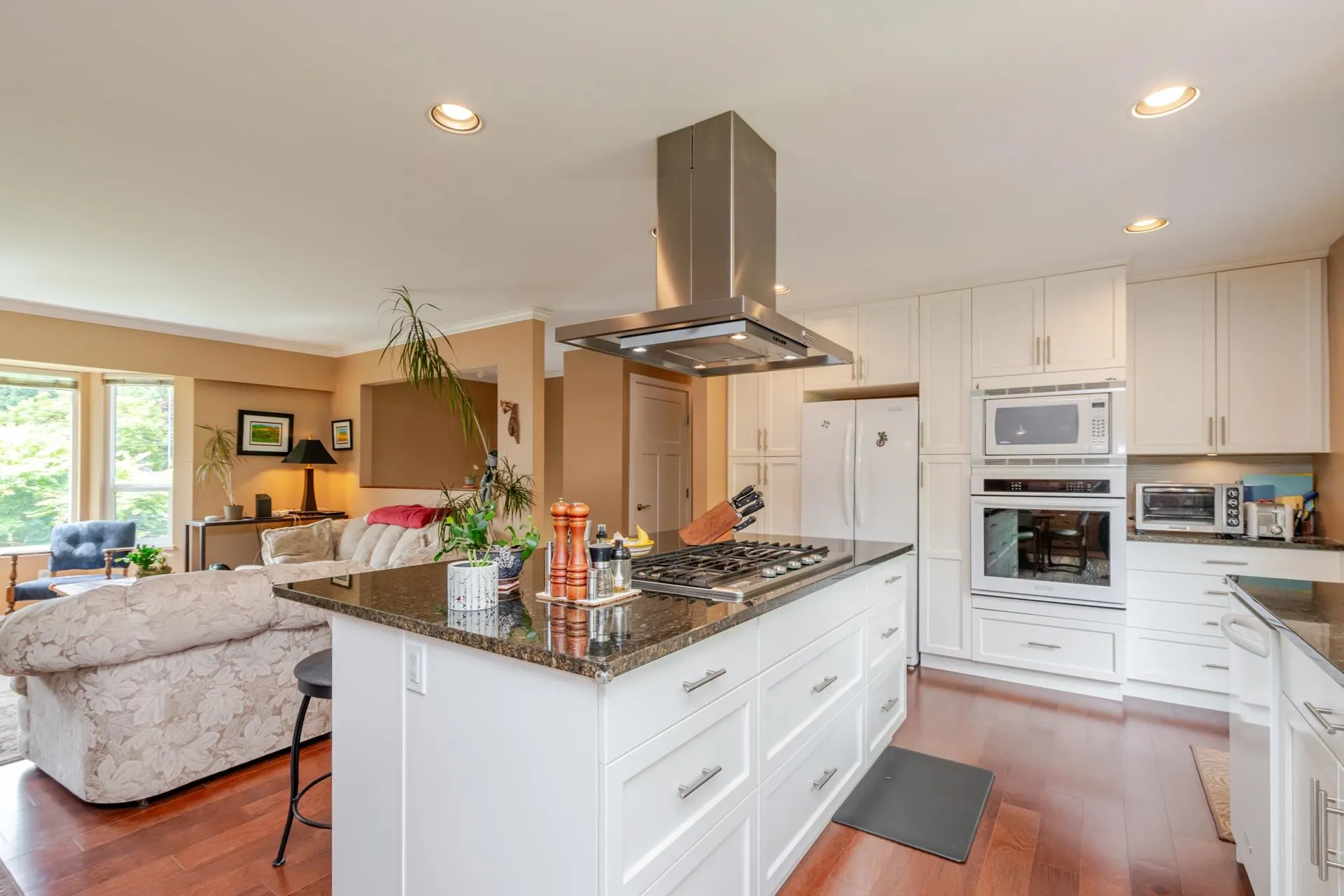 9756 Crown Crescent