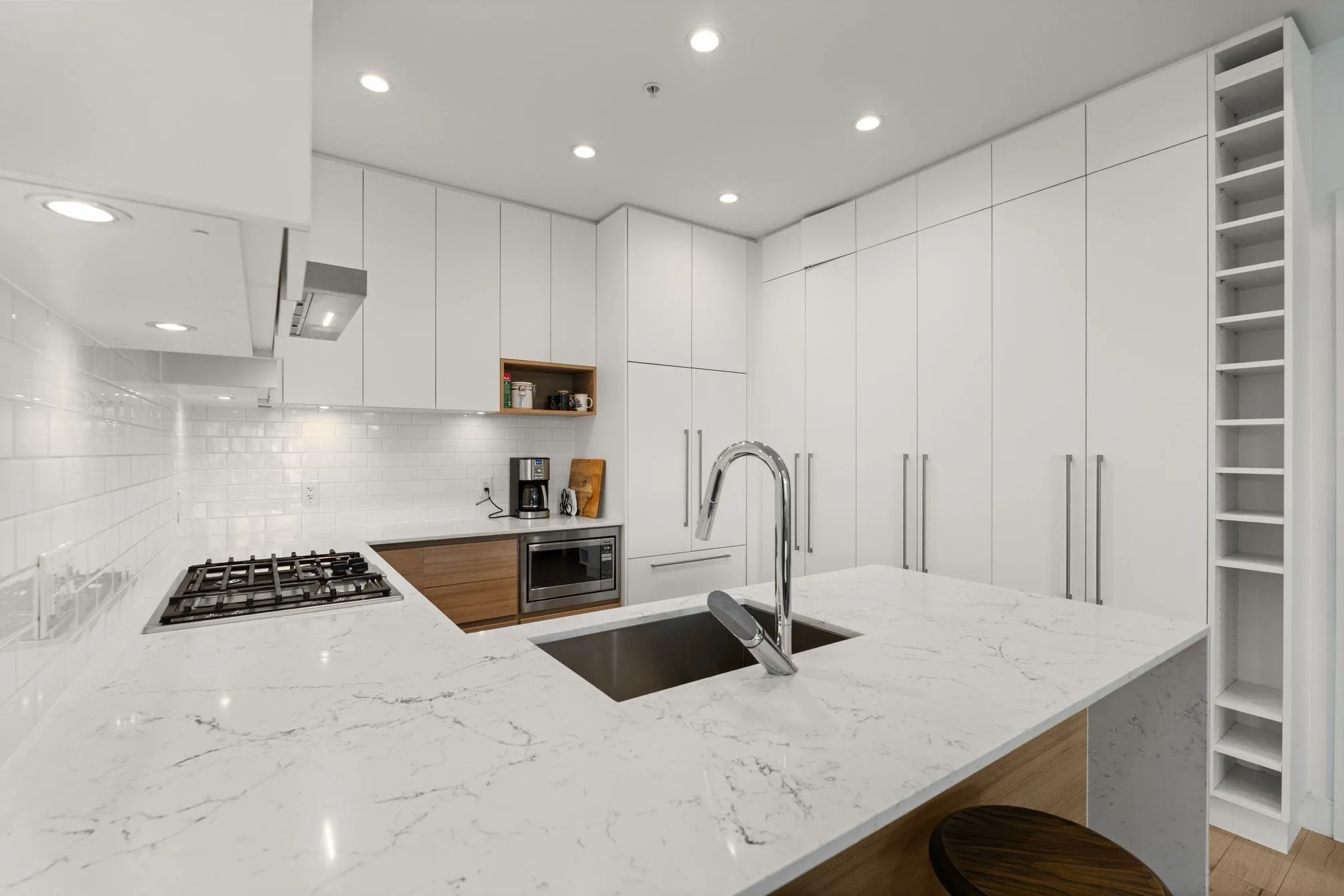 612 3131 Murray Street