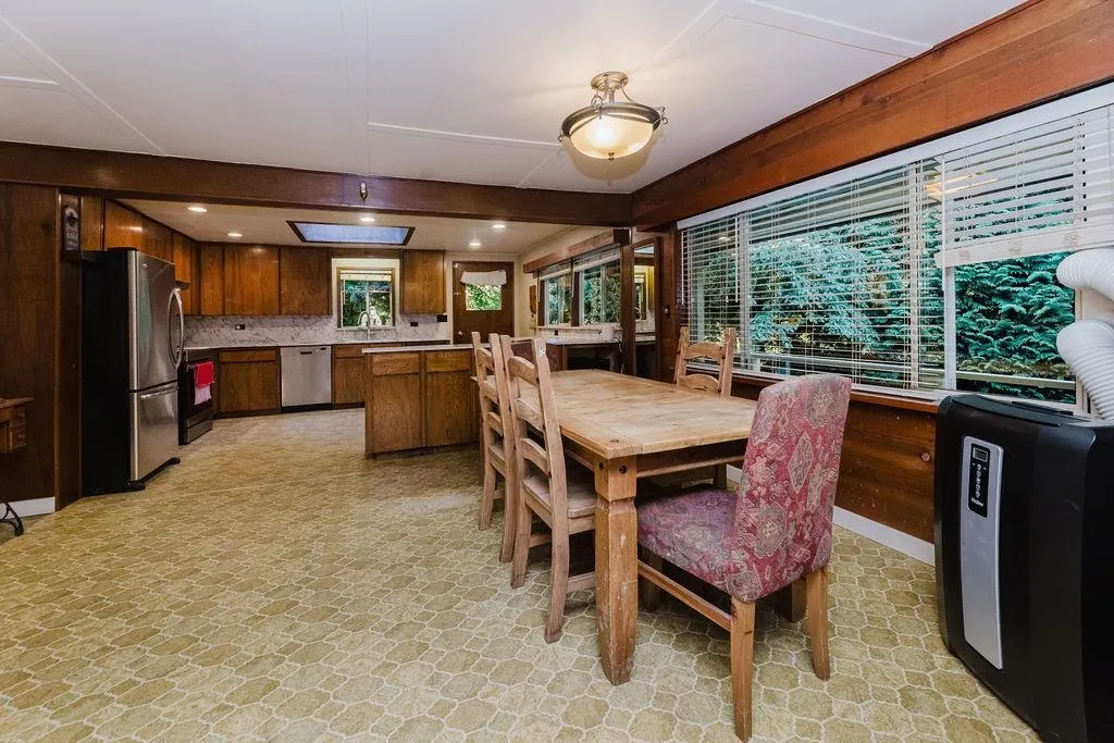 6252 Sechelt Inlet Road