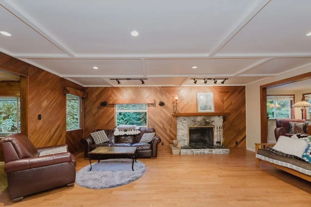 6252 Sechelt Inlet Road