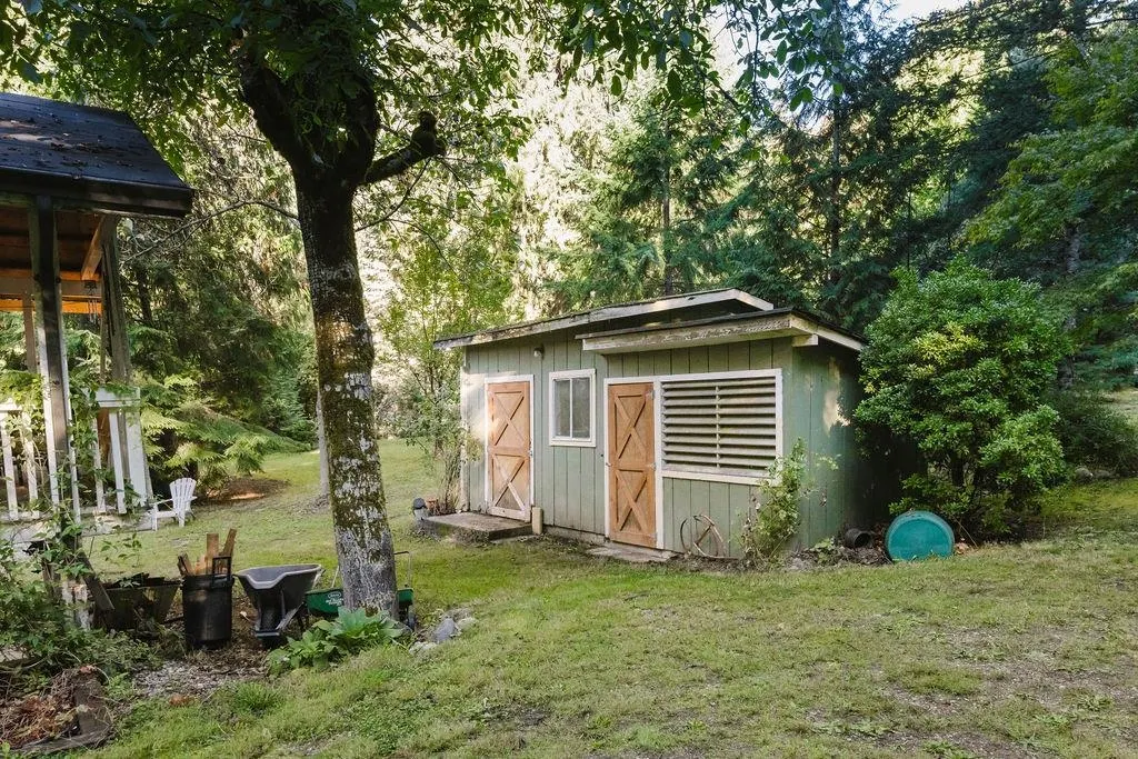 6252 Sechelt Inlet Road