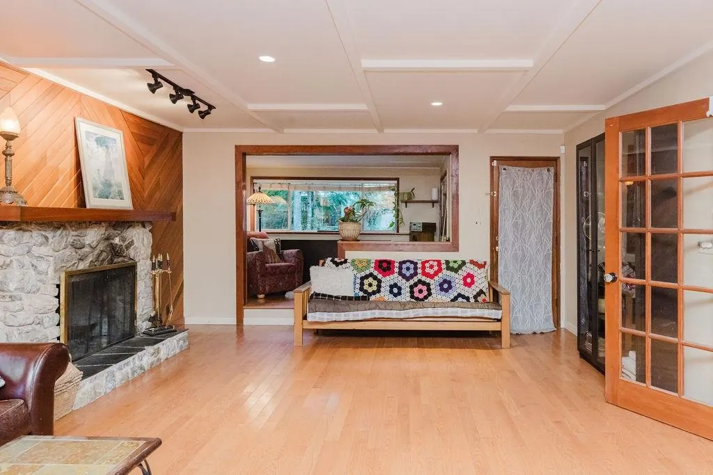 6252 Sechelt Inlet Road