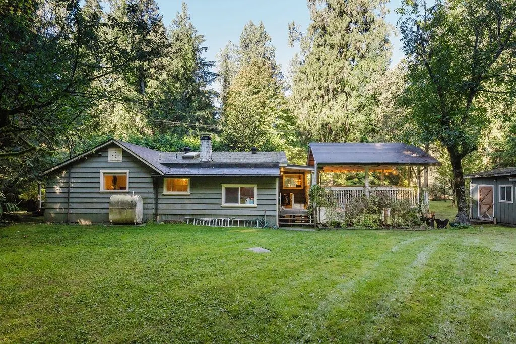 6252 Sechelt Inlet Road