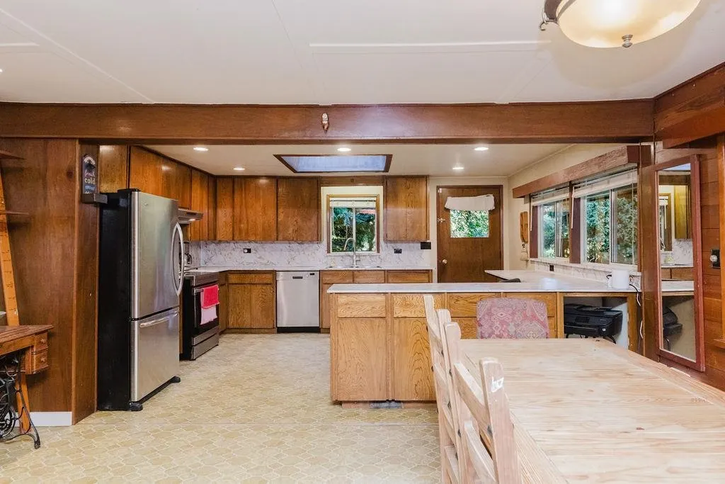 6252 Sechelt Inlet Road
