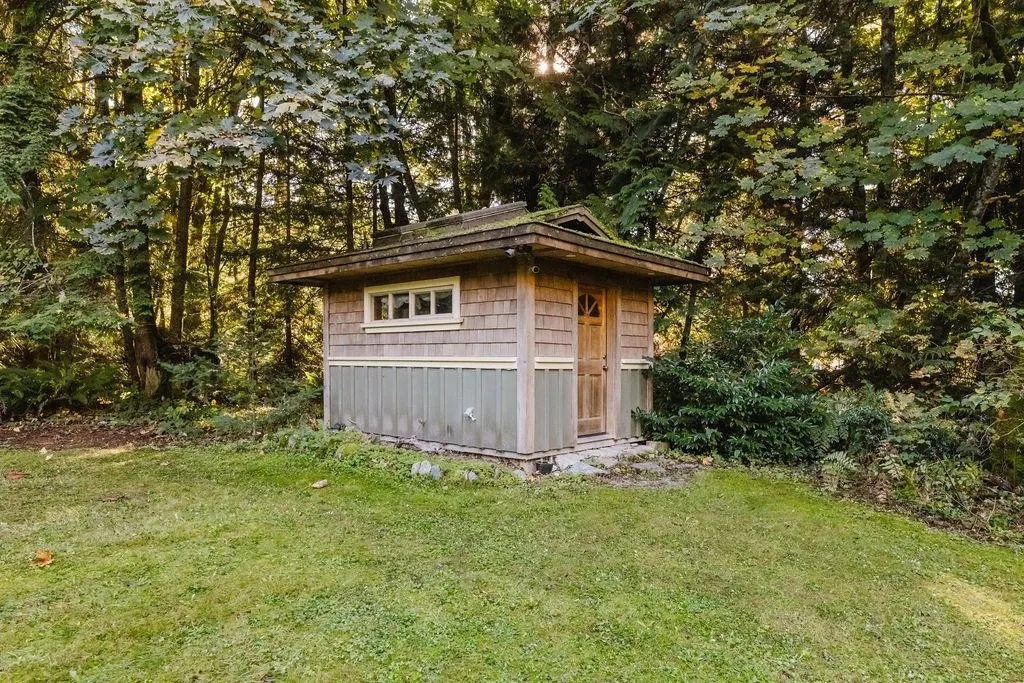 6252 Sechelt Inlet Road