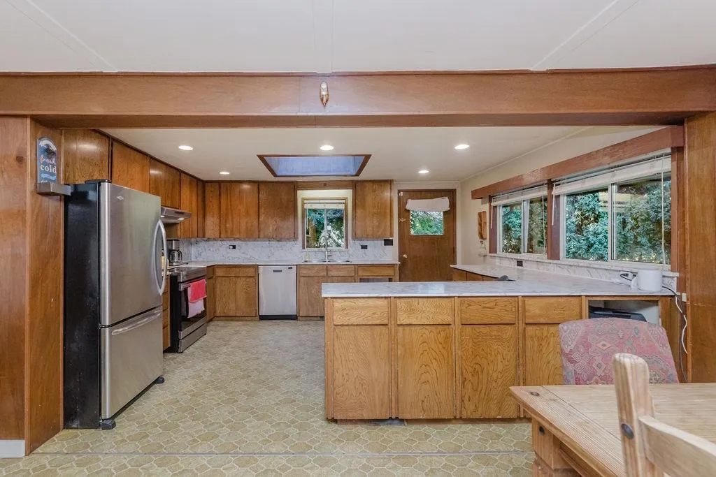 6252 Sechelt Inlet Road