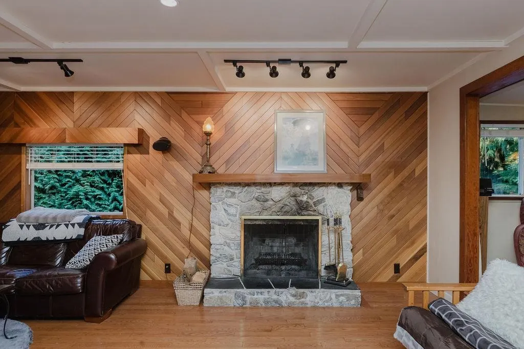 6252 Sechelt Inlet Road