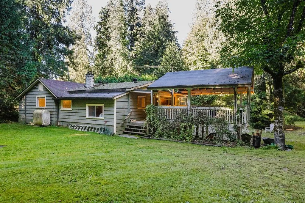 6252 Sechelt Inlet Road