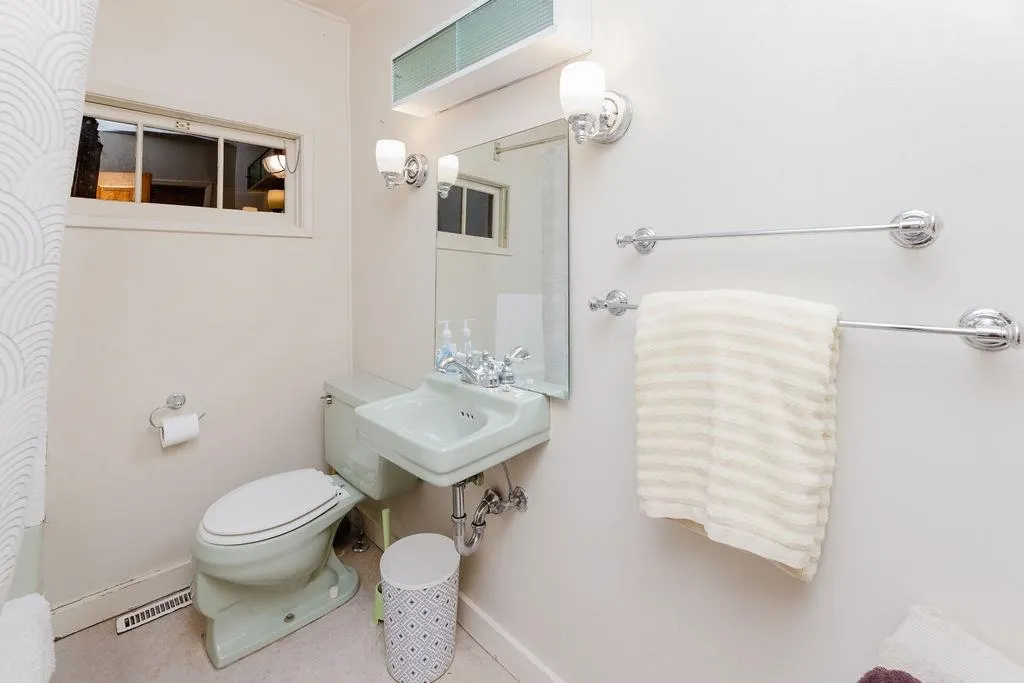 6252 Sechelt Inlet Road