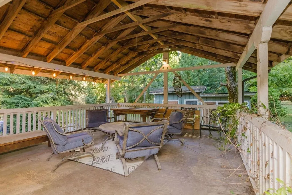 6252 Sechelt Inlet Road
