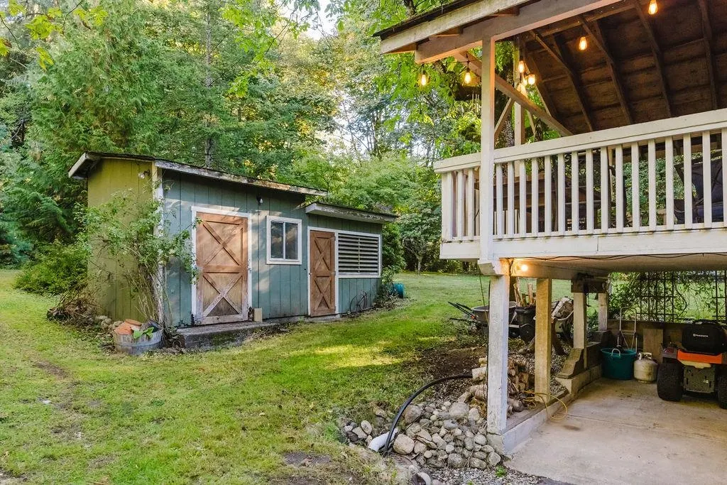 6252 Sechelt Inlet Road