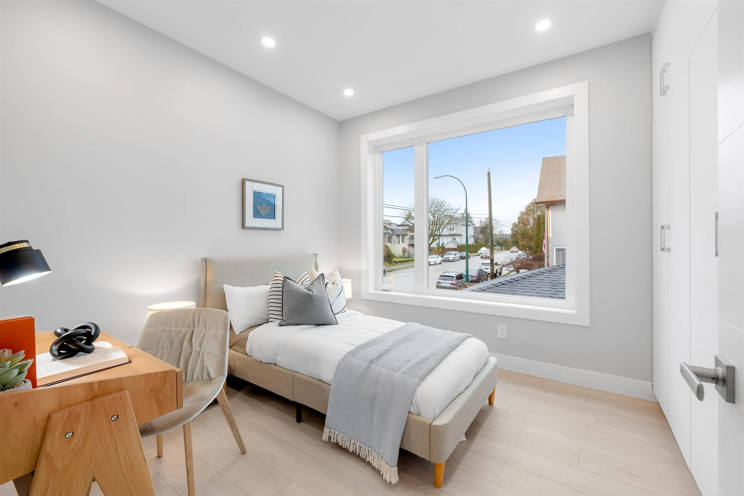 885 E King Edward