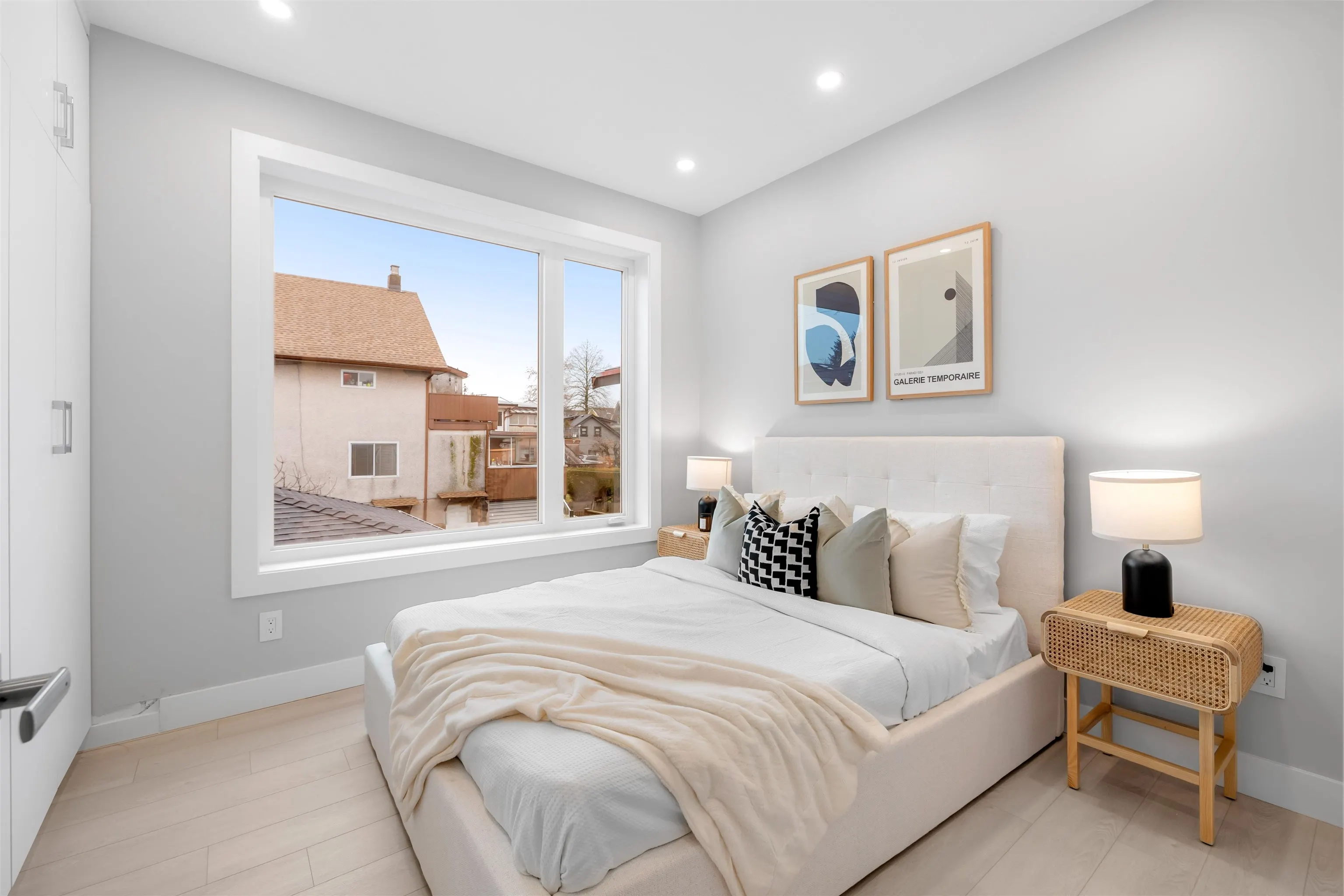 885 E King Edward