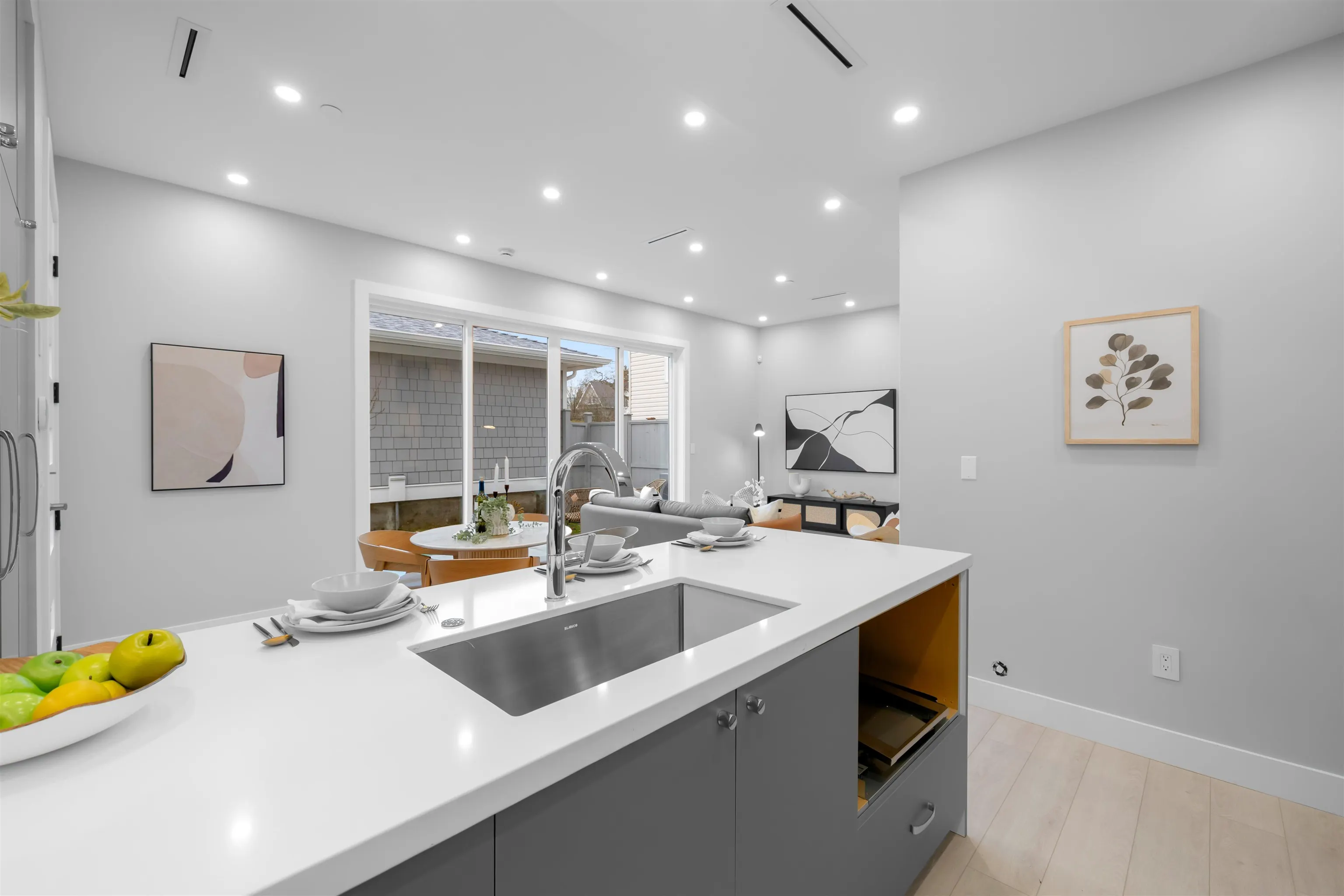885 E King Edward