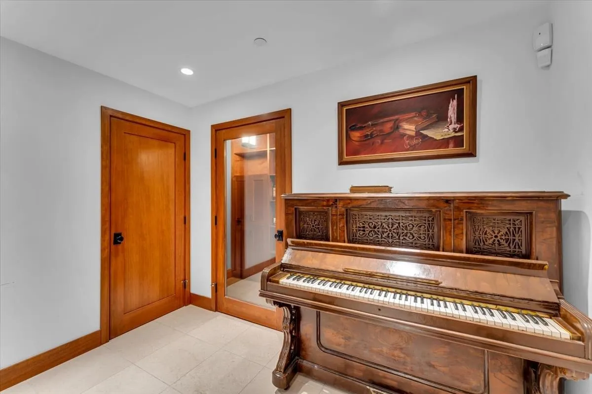 1125 Groveland Court