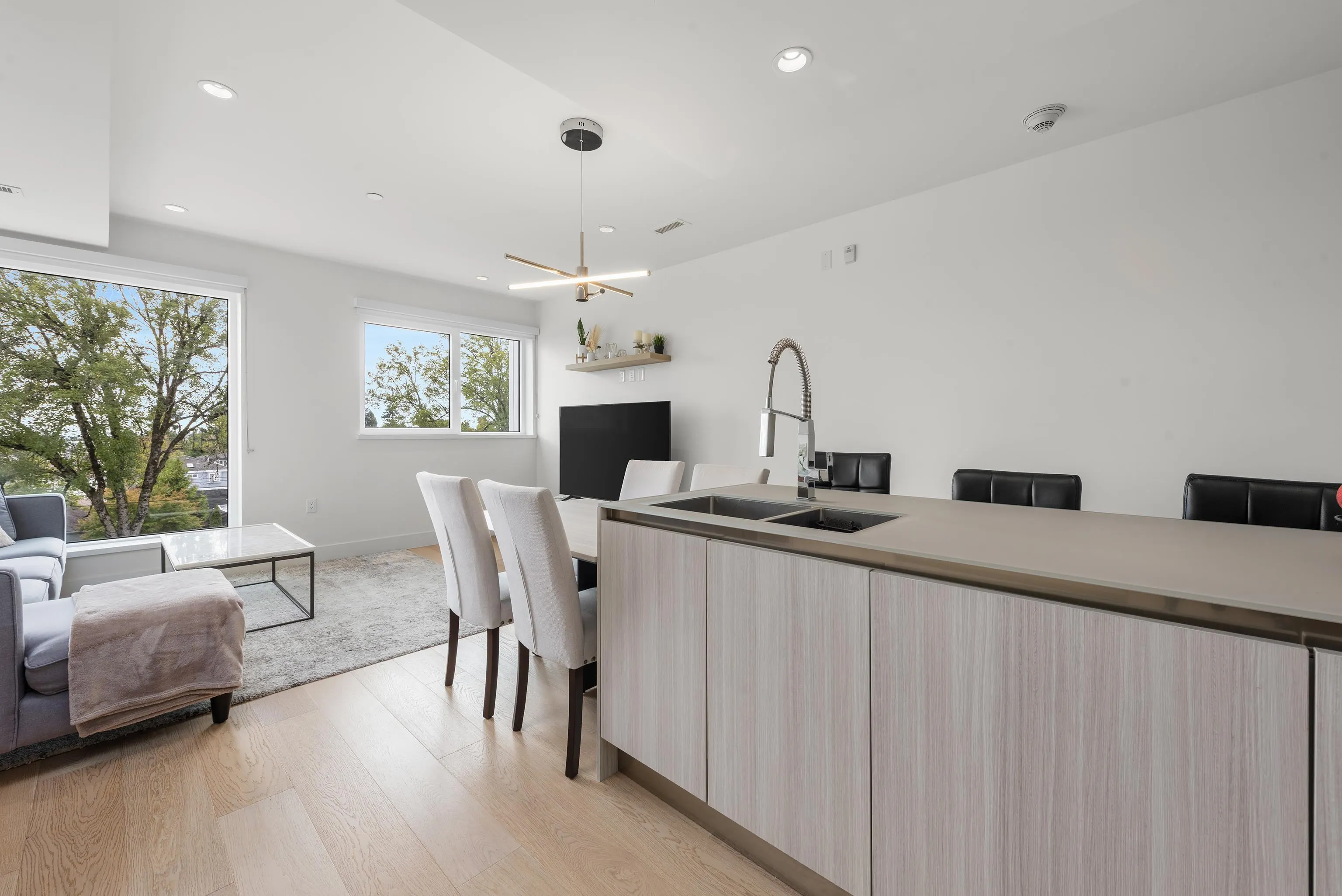 138 W Woodstock Avenue