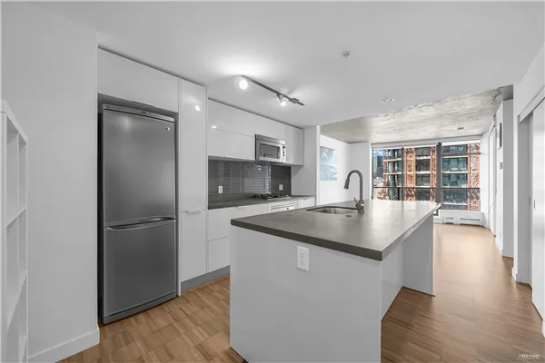 1707 108 W Cordova Street