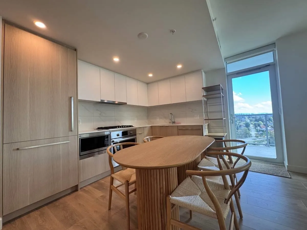 2204 318 Alderson Avenue