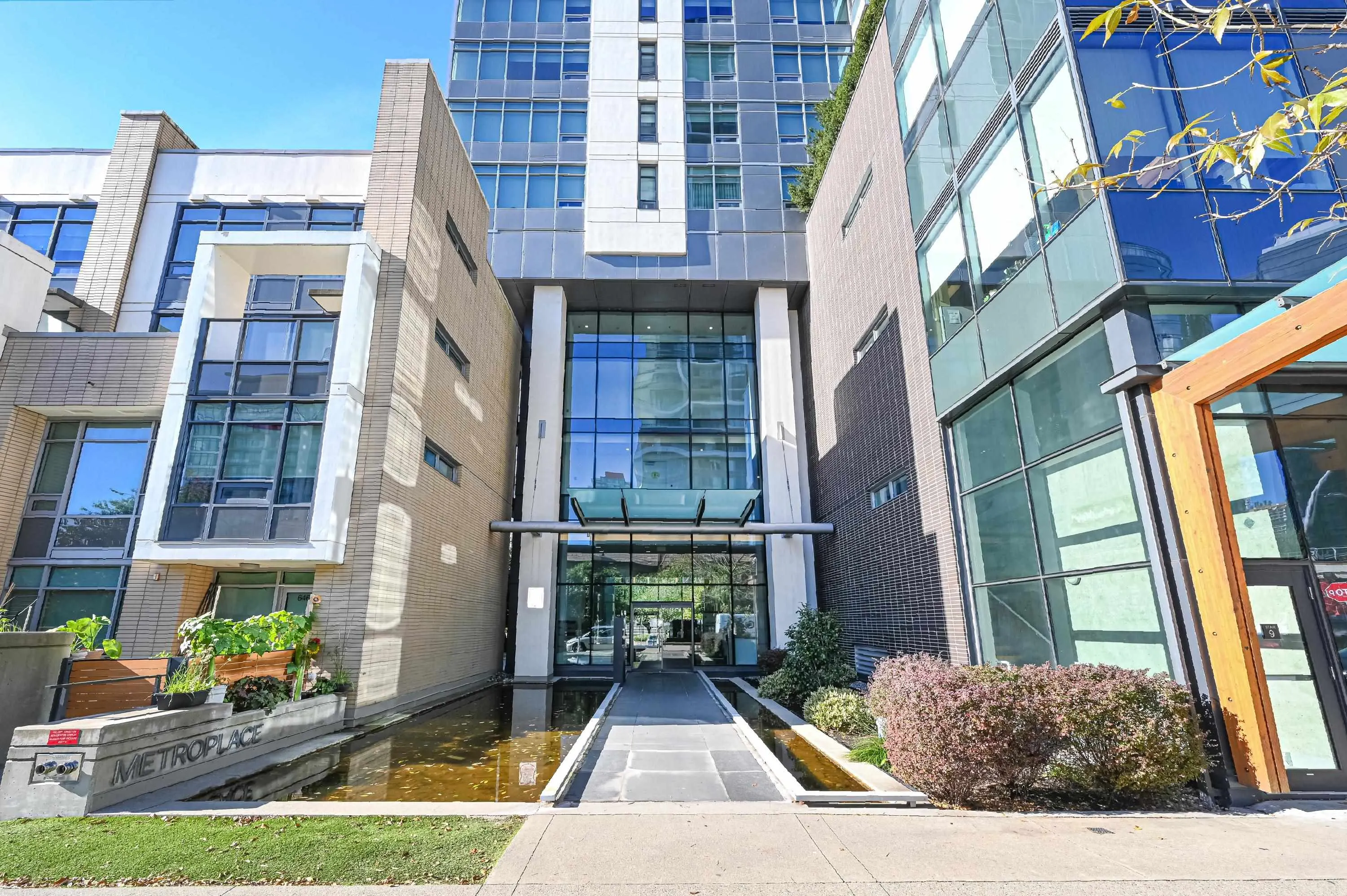 1805 6461 Telford Avenue