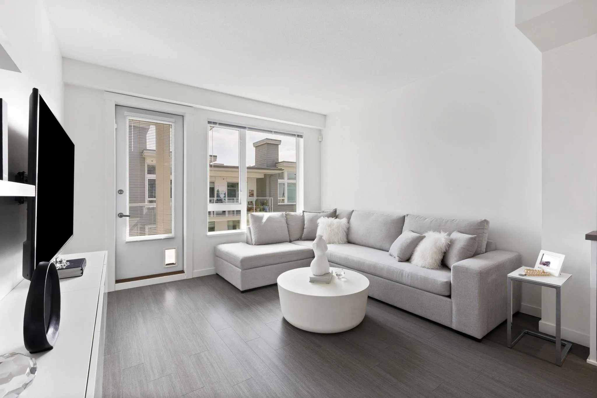 501 277 W 1st Street