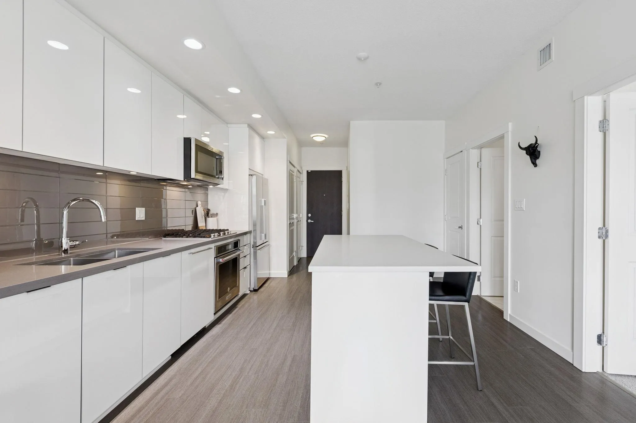 501 277 W 1st Street