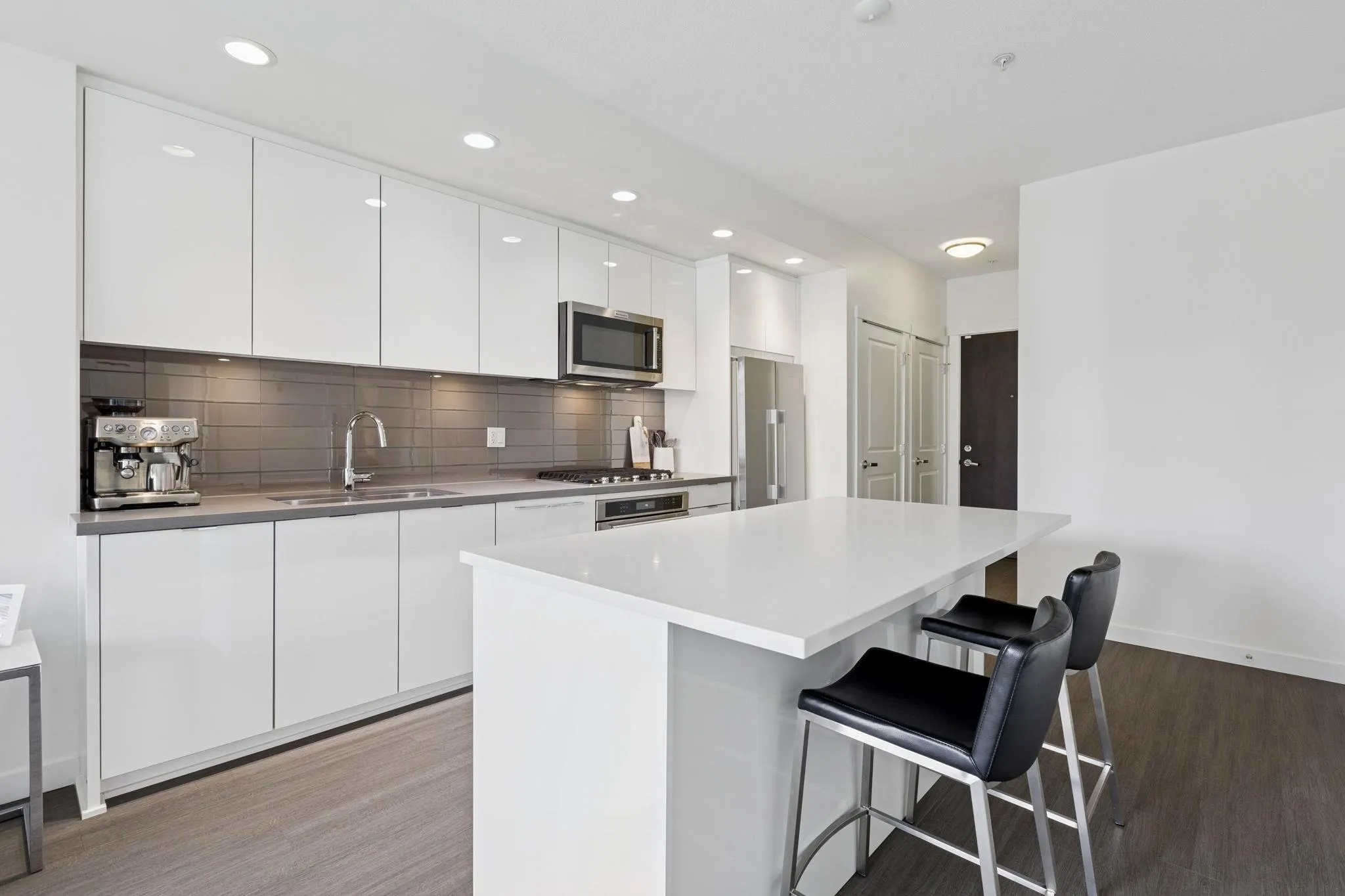 501 277 W 1st Street