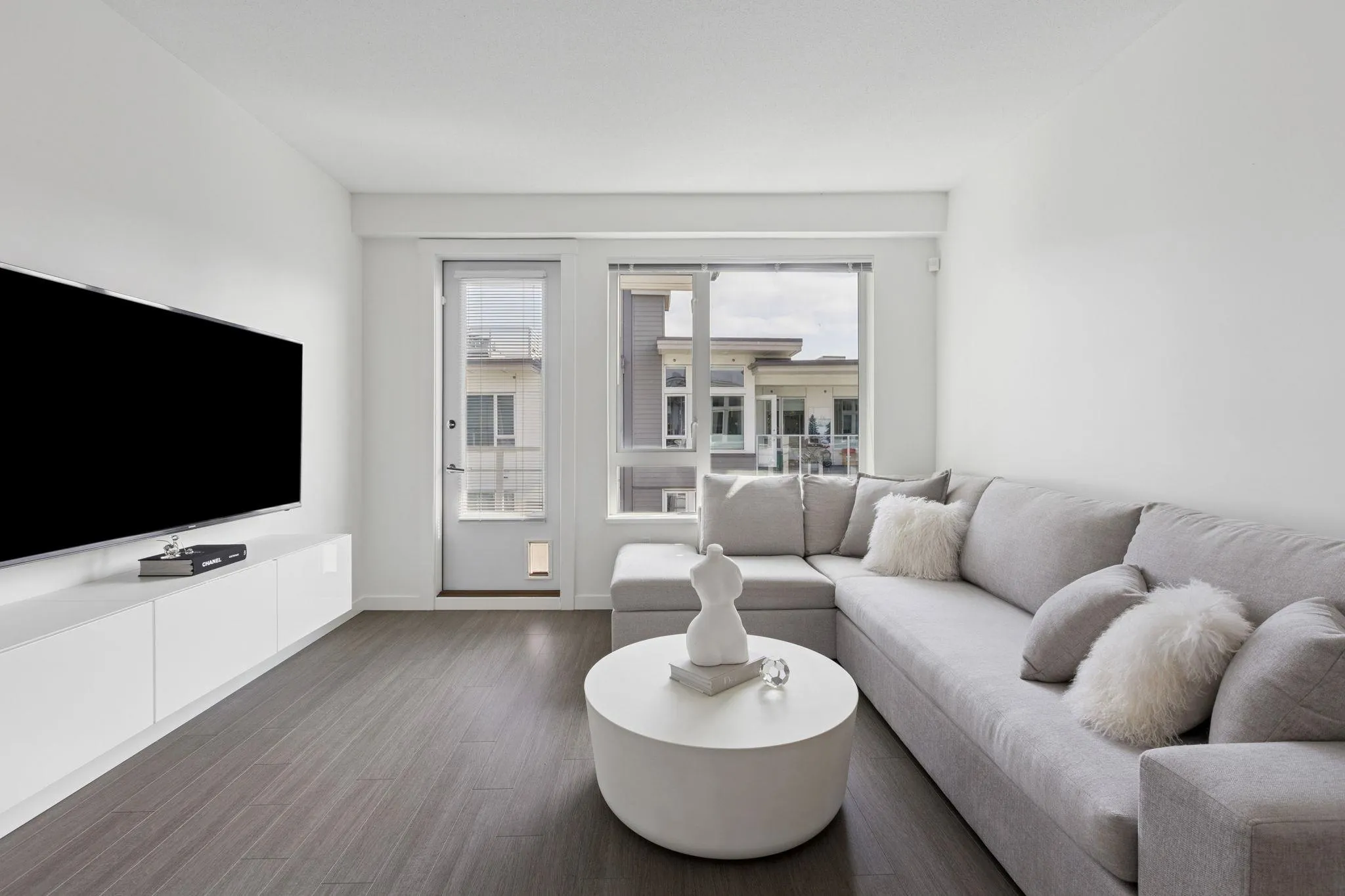 501 277 W 1st Street