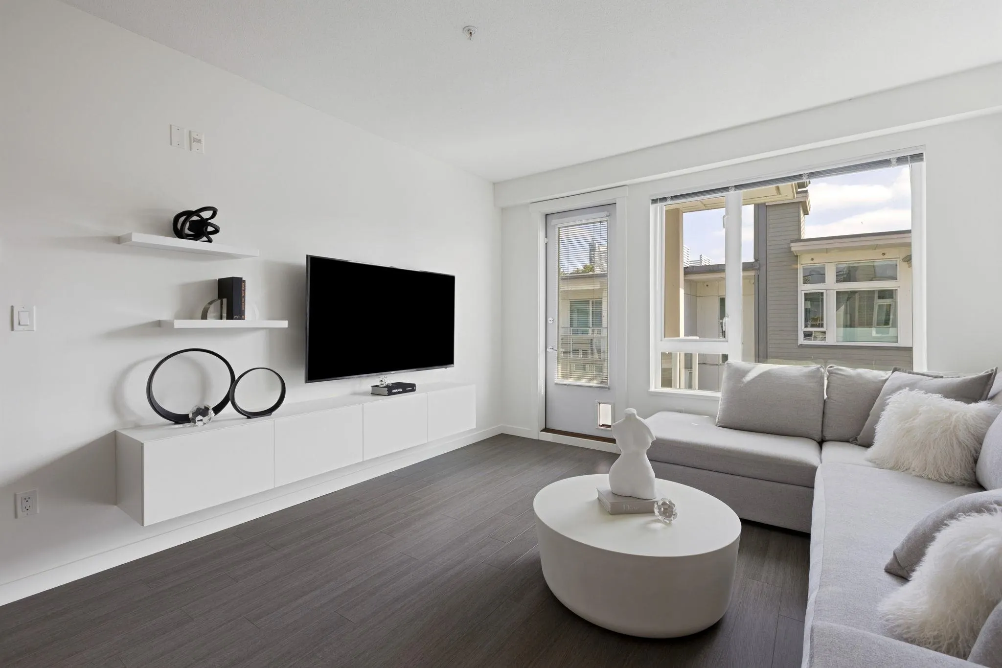 501 277 W 1st Street