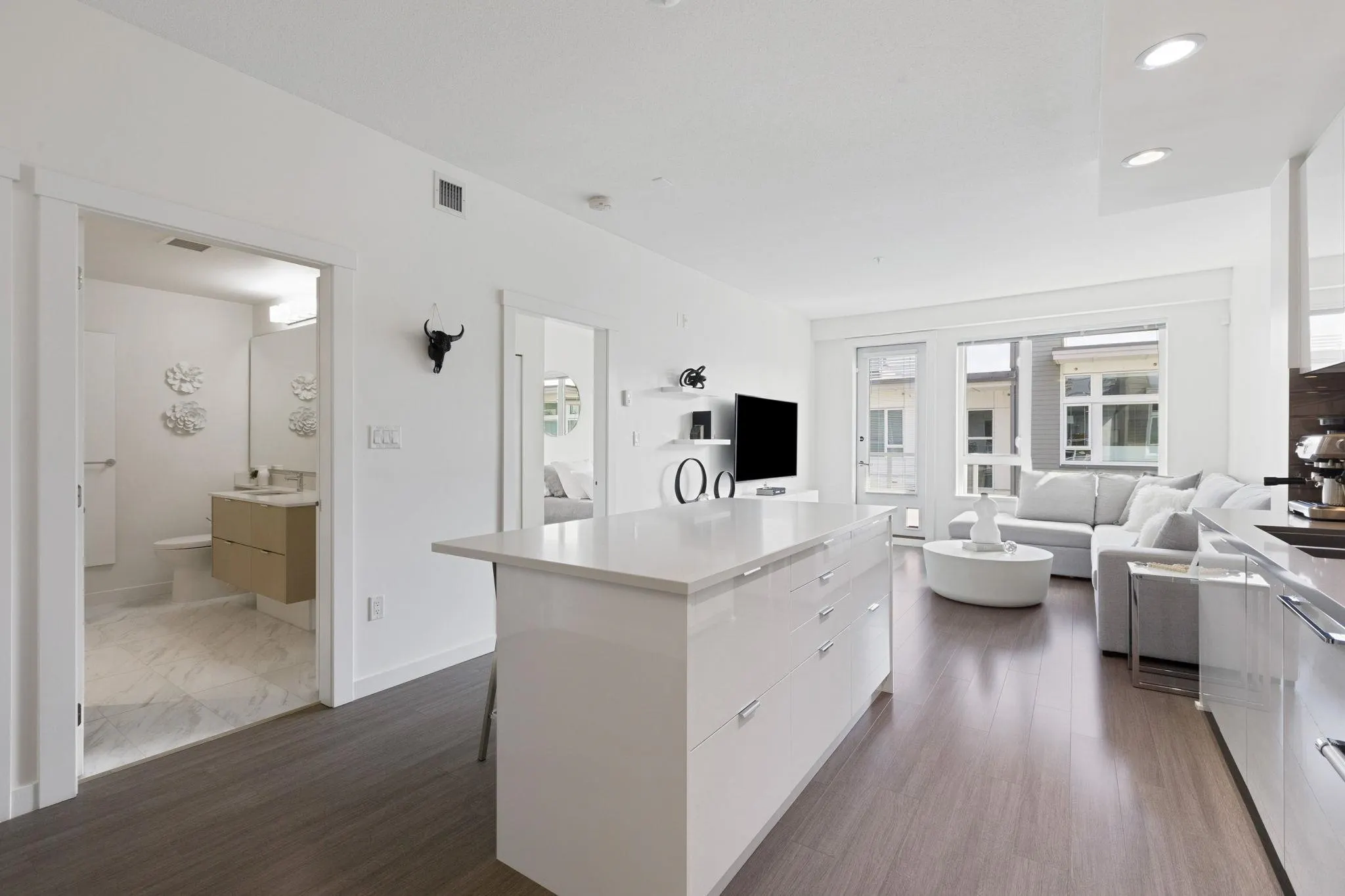 501 277 W 1st Street