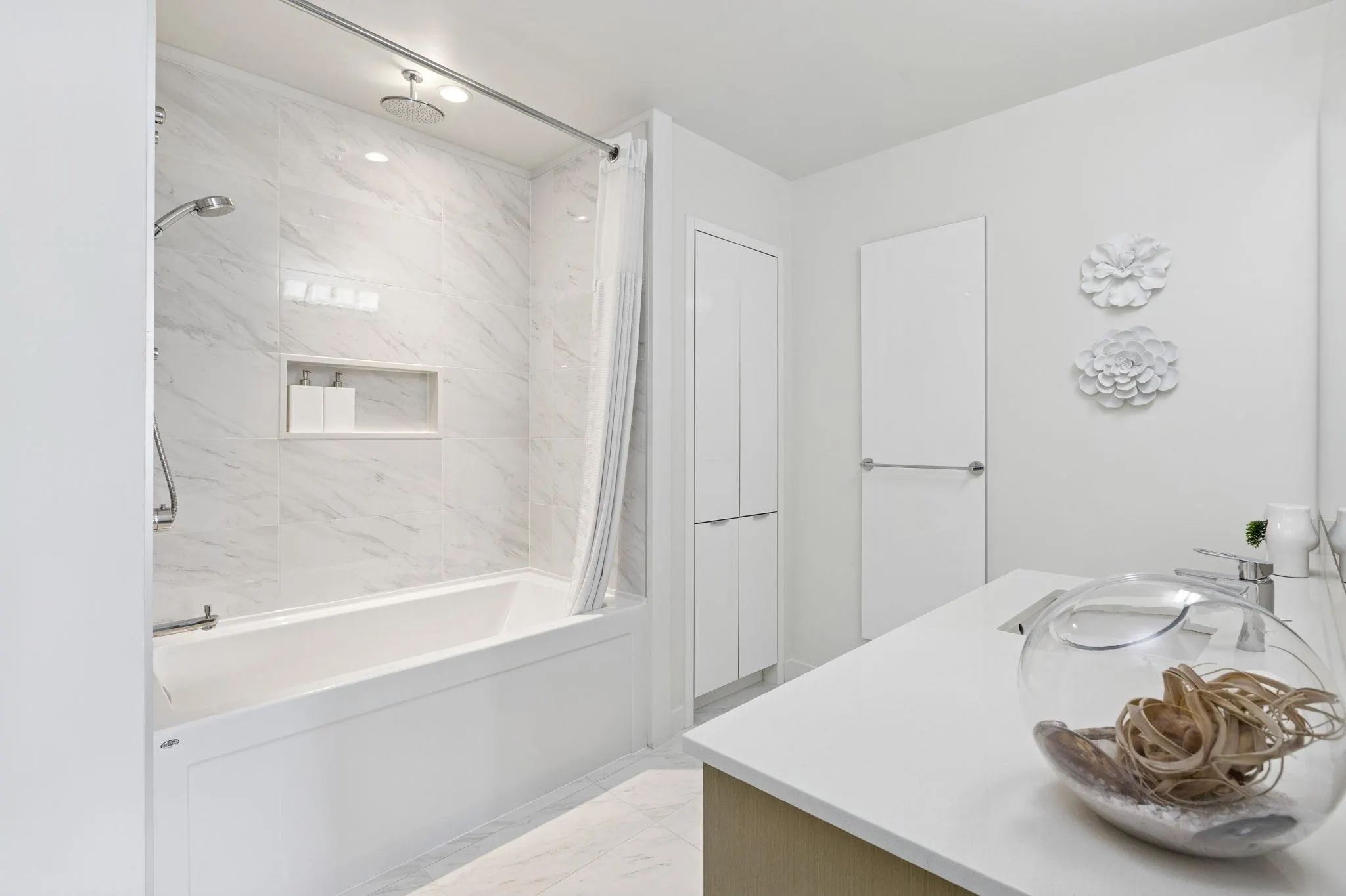 501 277 W 1st Street