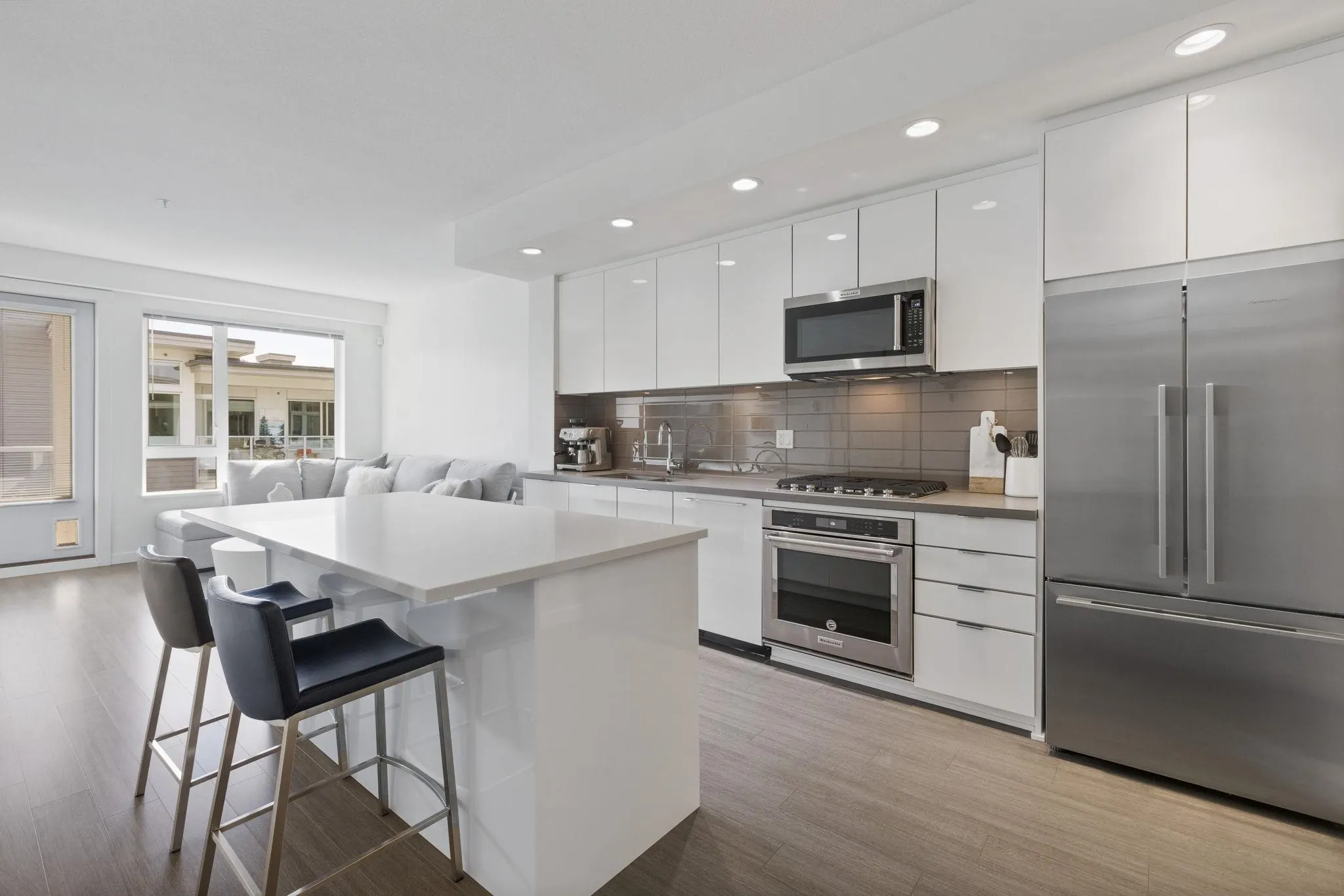 501 277 W 1st Street