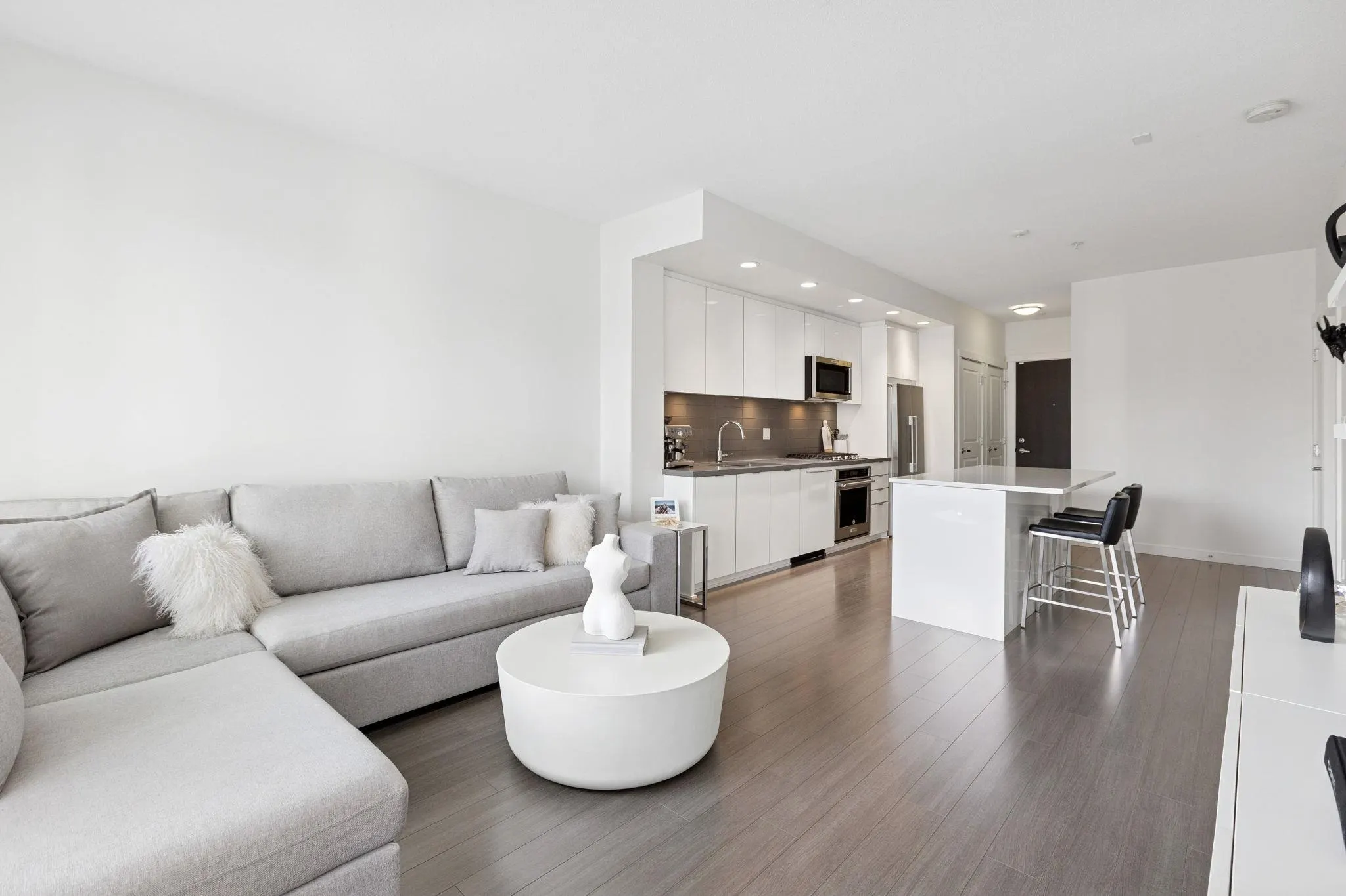 501 277 W 1st Street