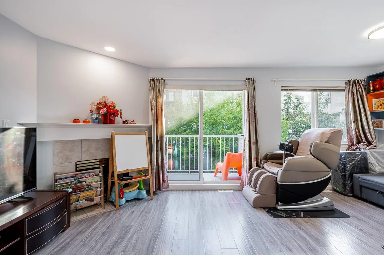 9 22728 Norton Court