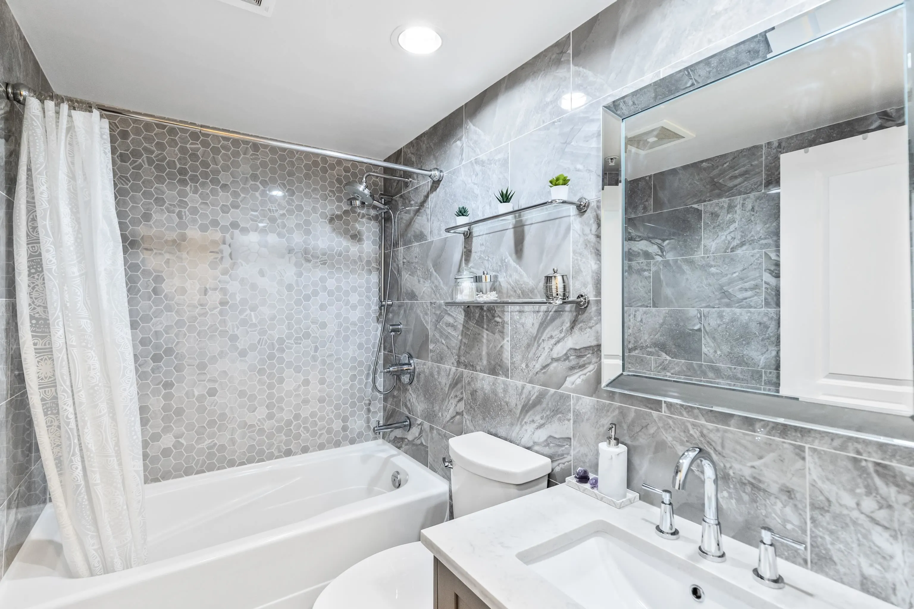 202 1001 Richards Street