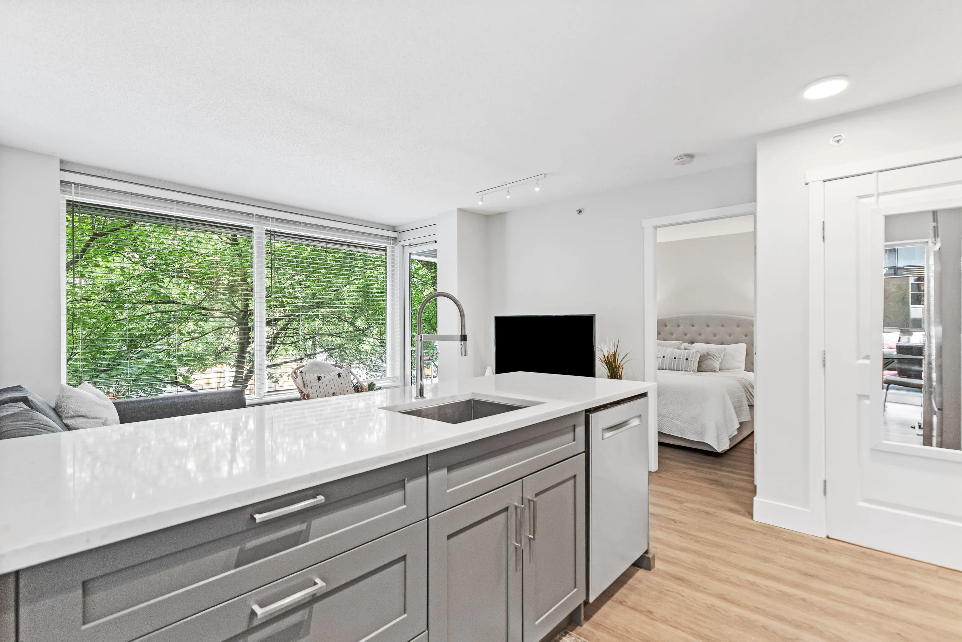 202 1001 Richards Street