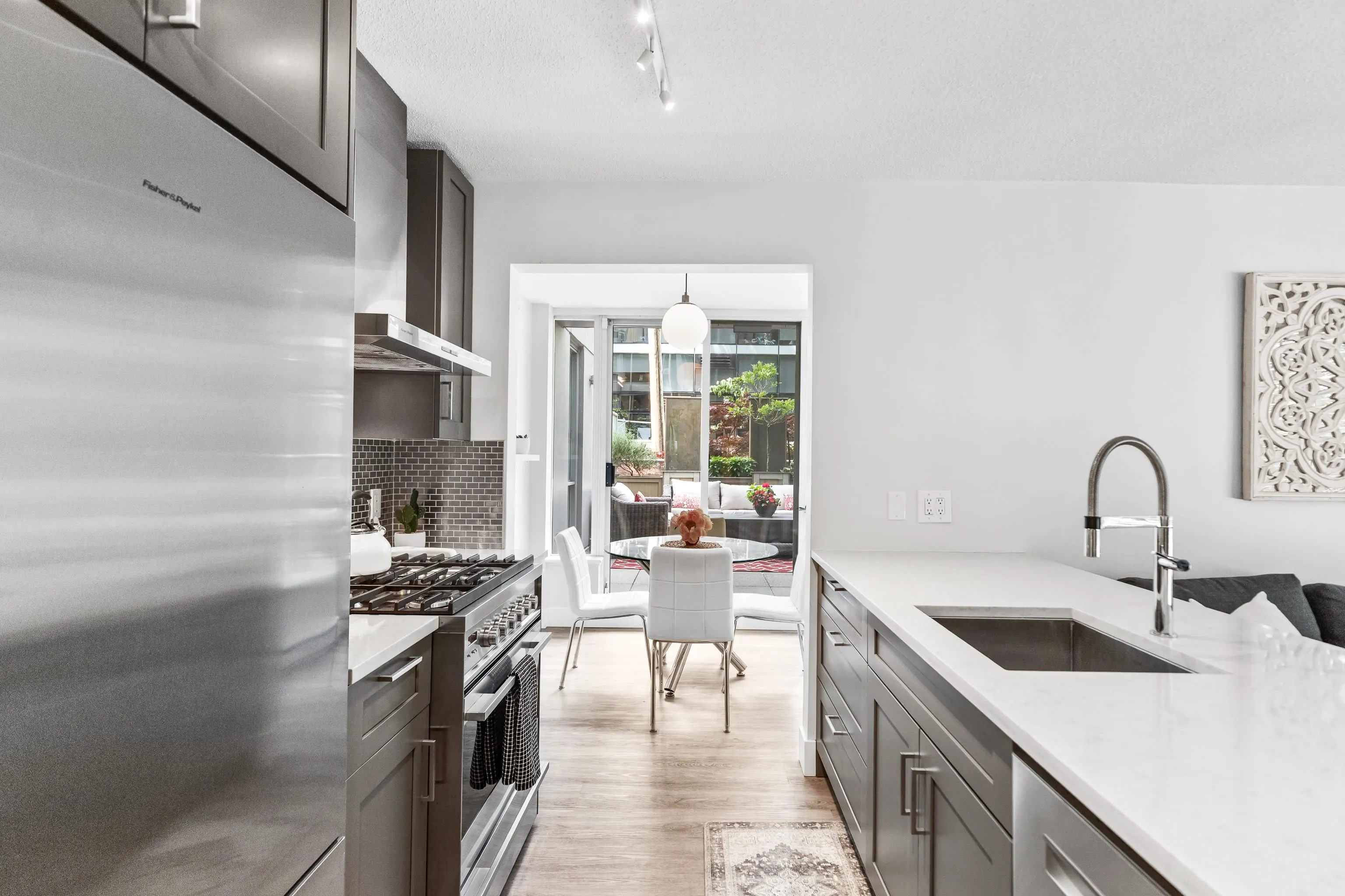 202 1001 Richards Street