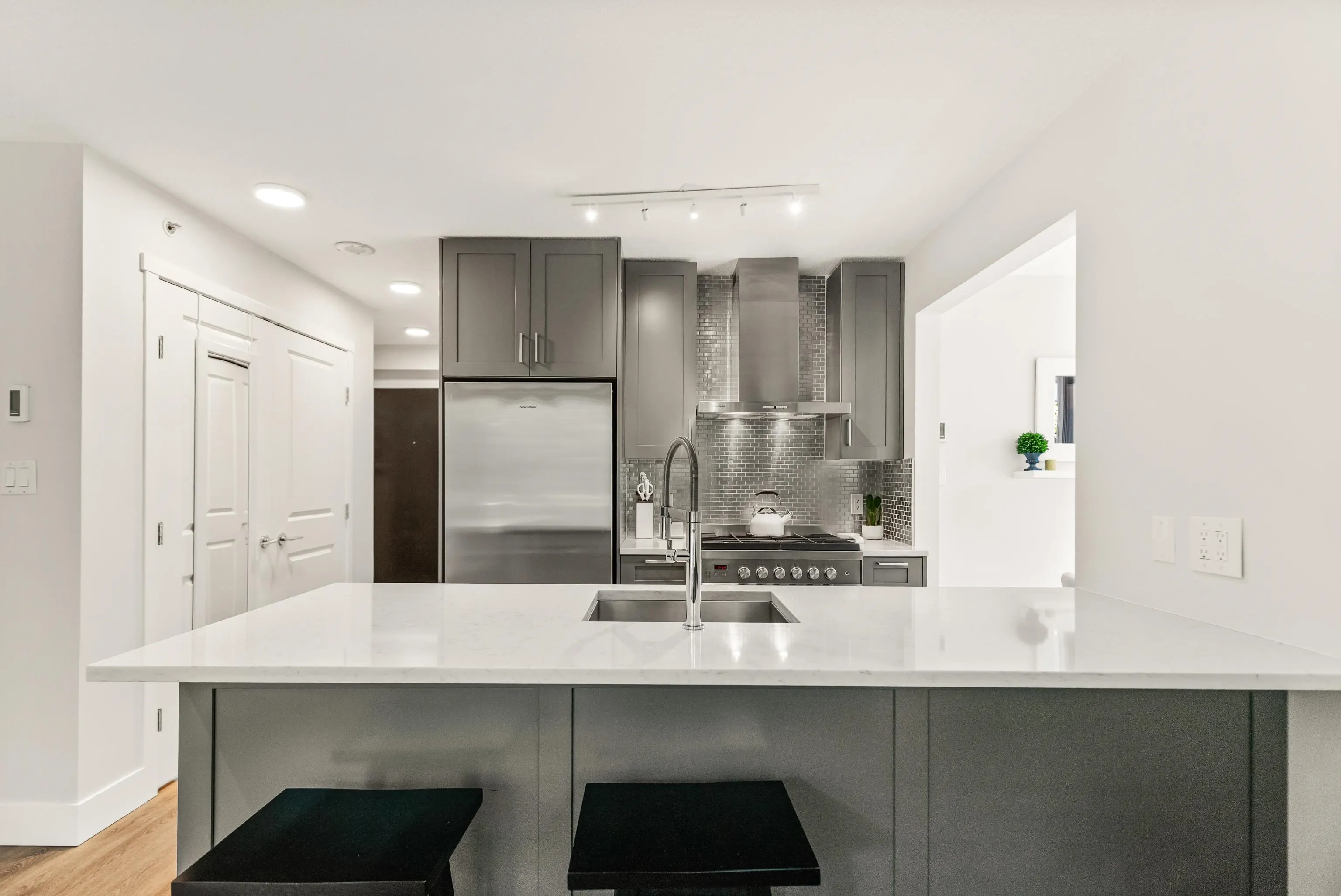 202 1001 Richards Street