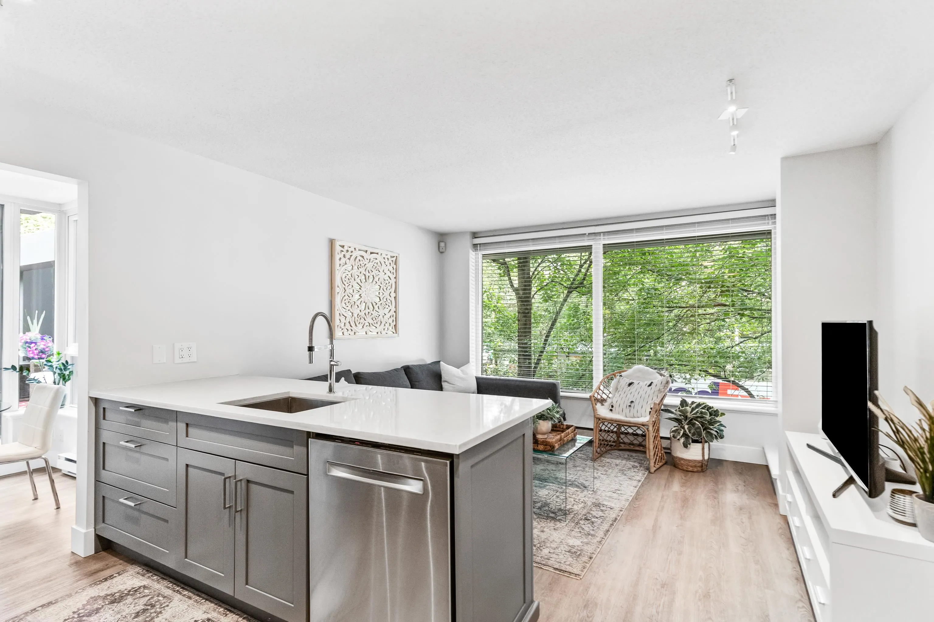 202 1001 Richards Street