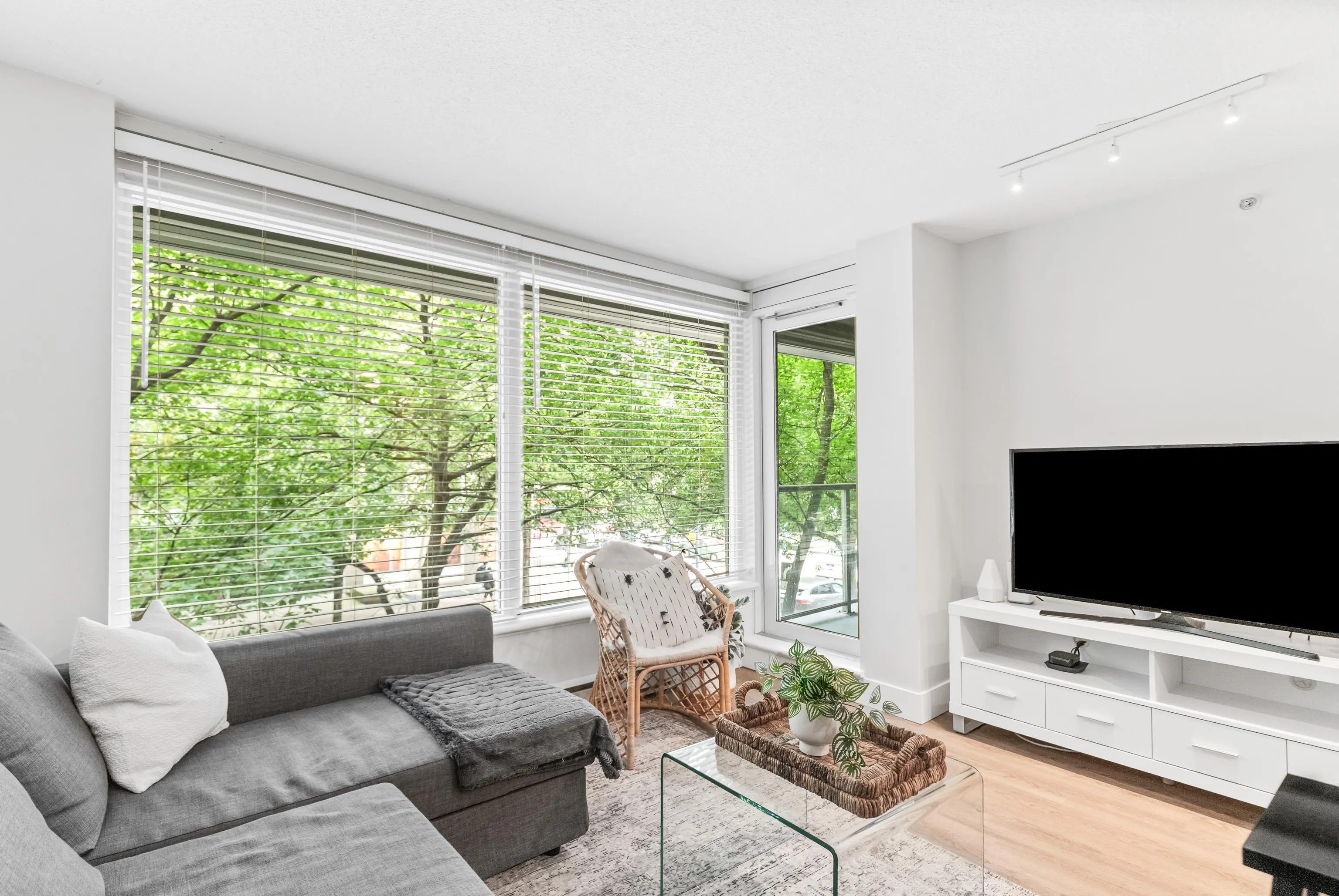 202 1001 Richards Street