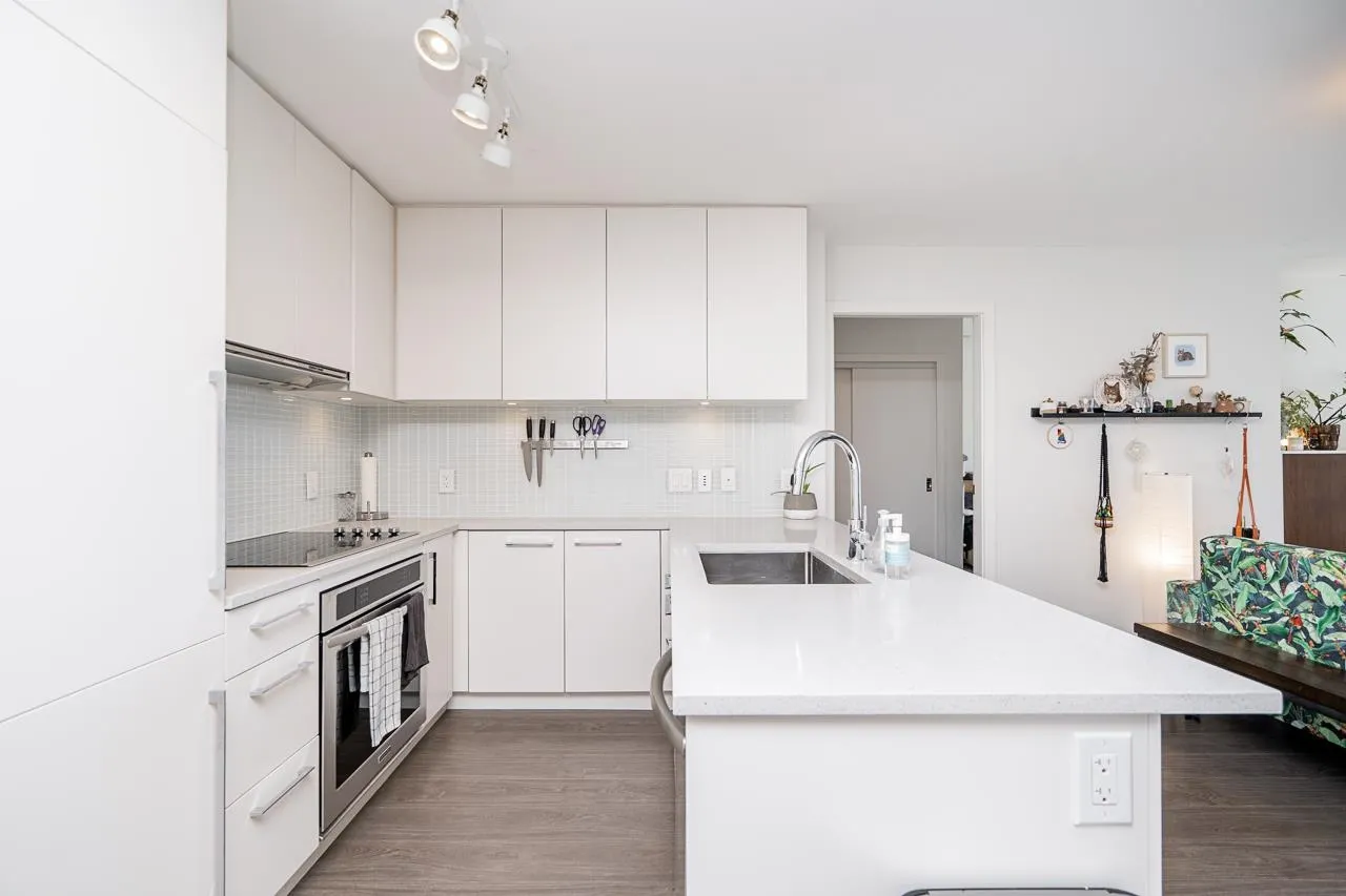 1012 668 Columbia Street