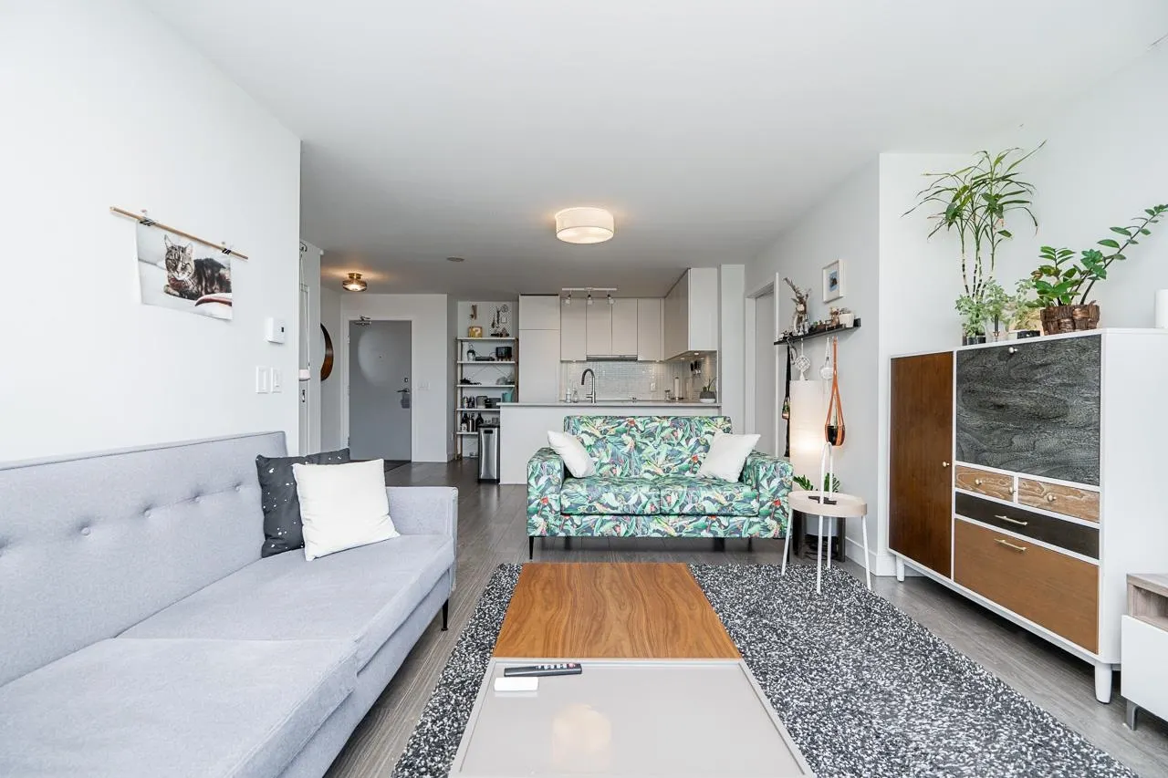 1012 668 Columbia Street